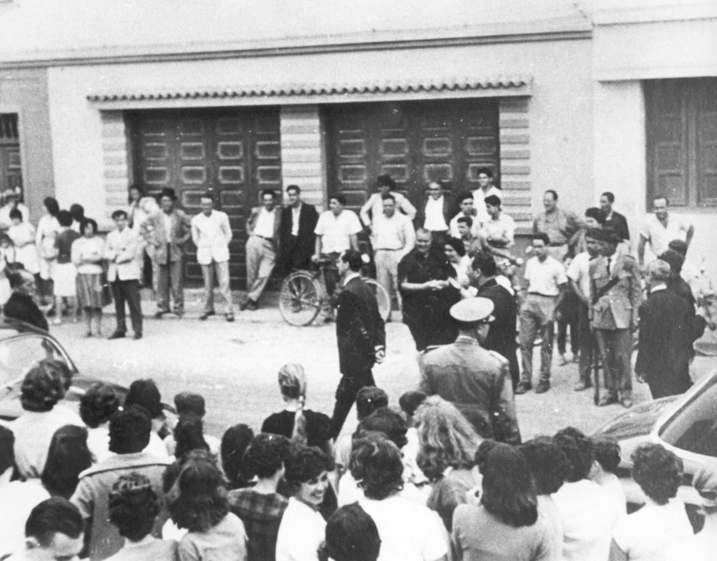El Gobernador Civil inaugurando el Matadero Municipal.
