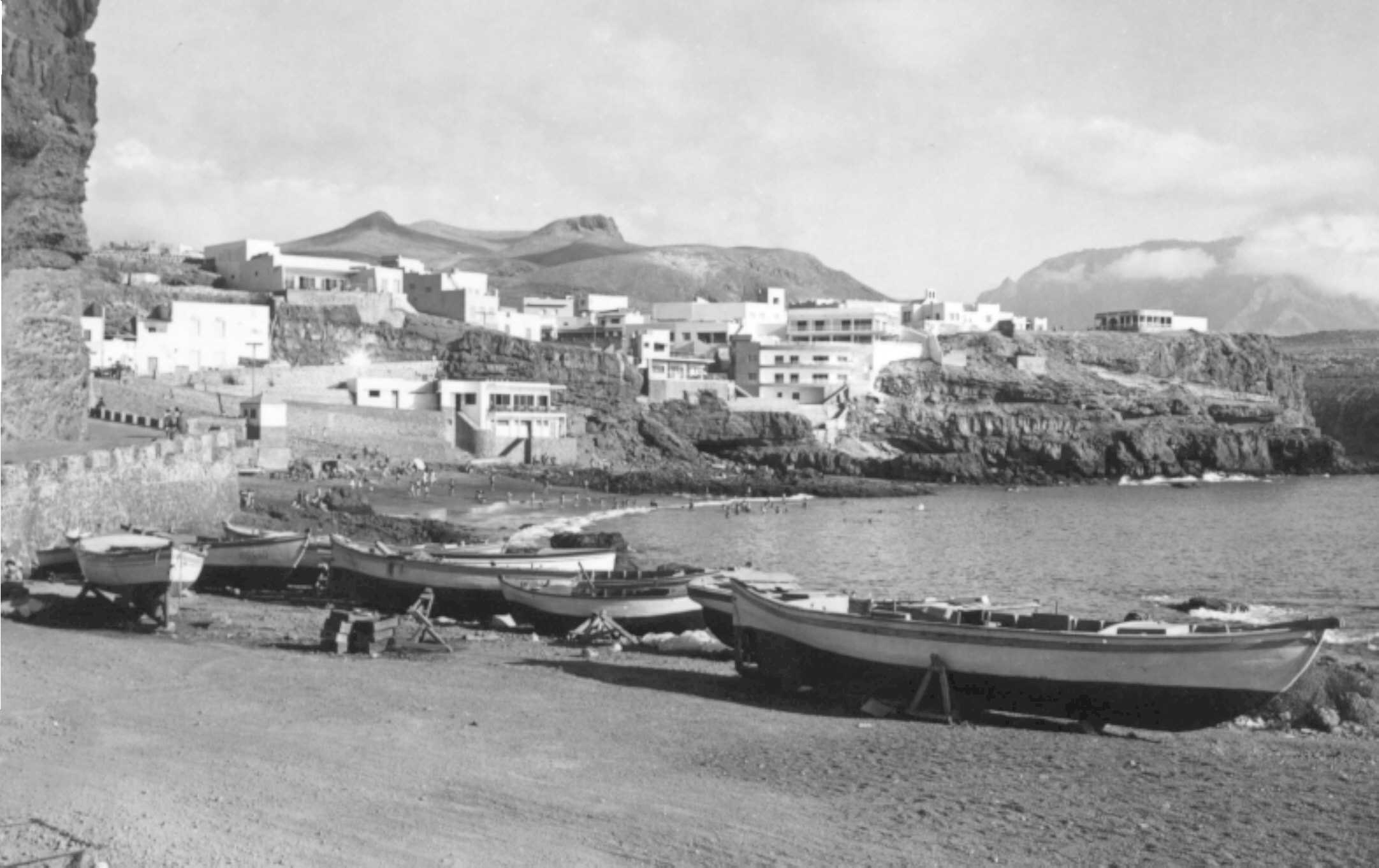 Vista de la playa de Sardina en los años sesenta.