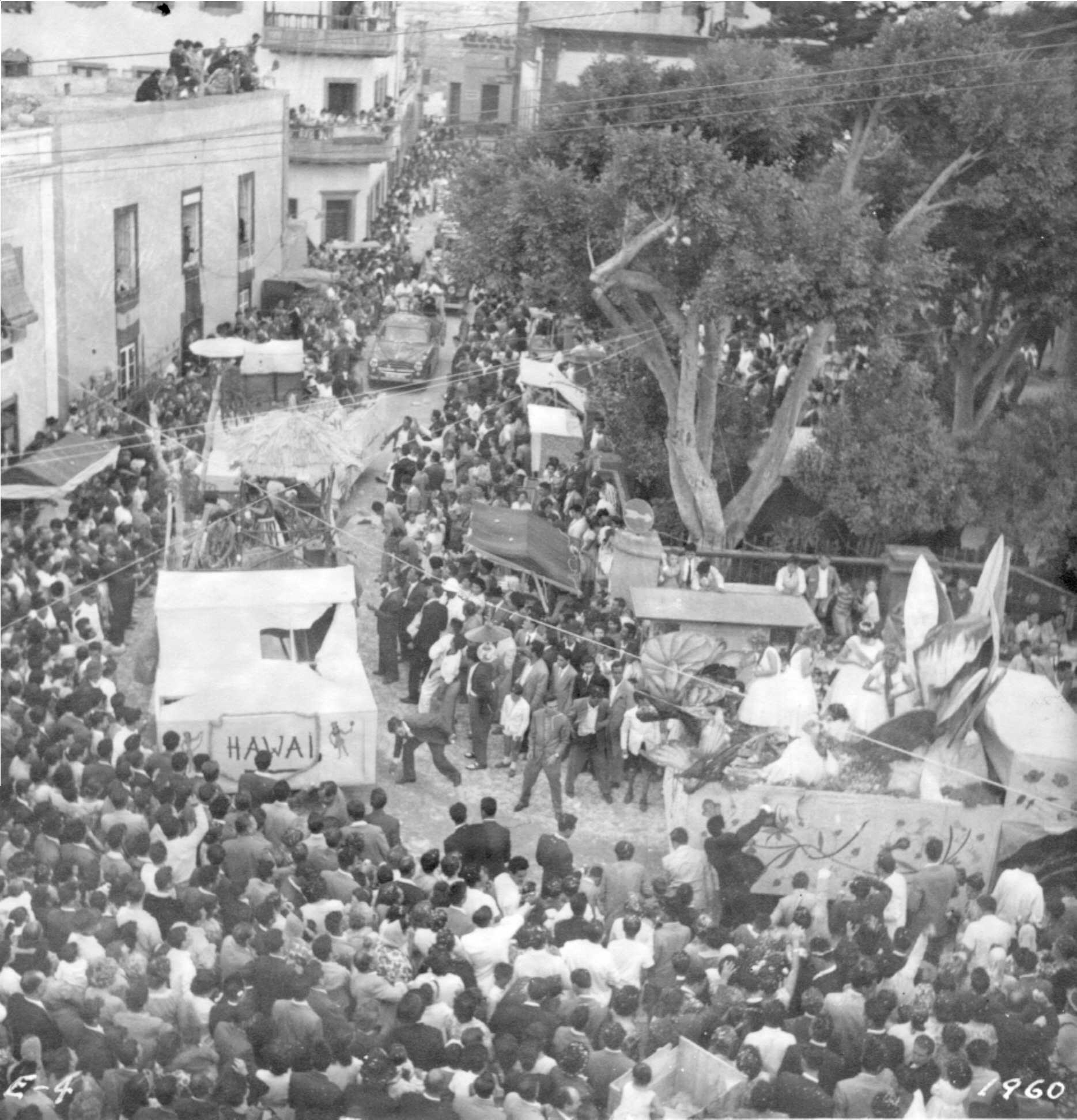 Animada batalla de flores en las fiestas de Santiago. ( 1960 )