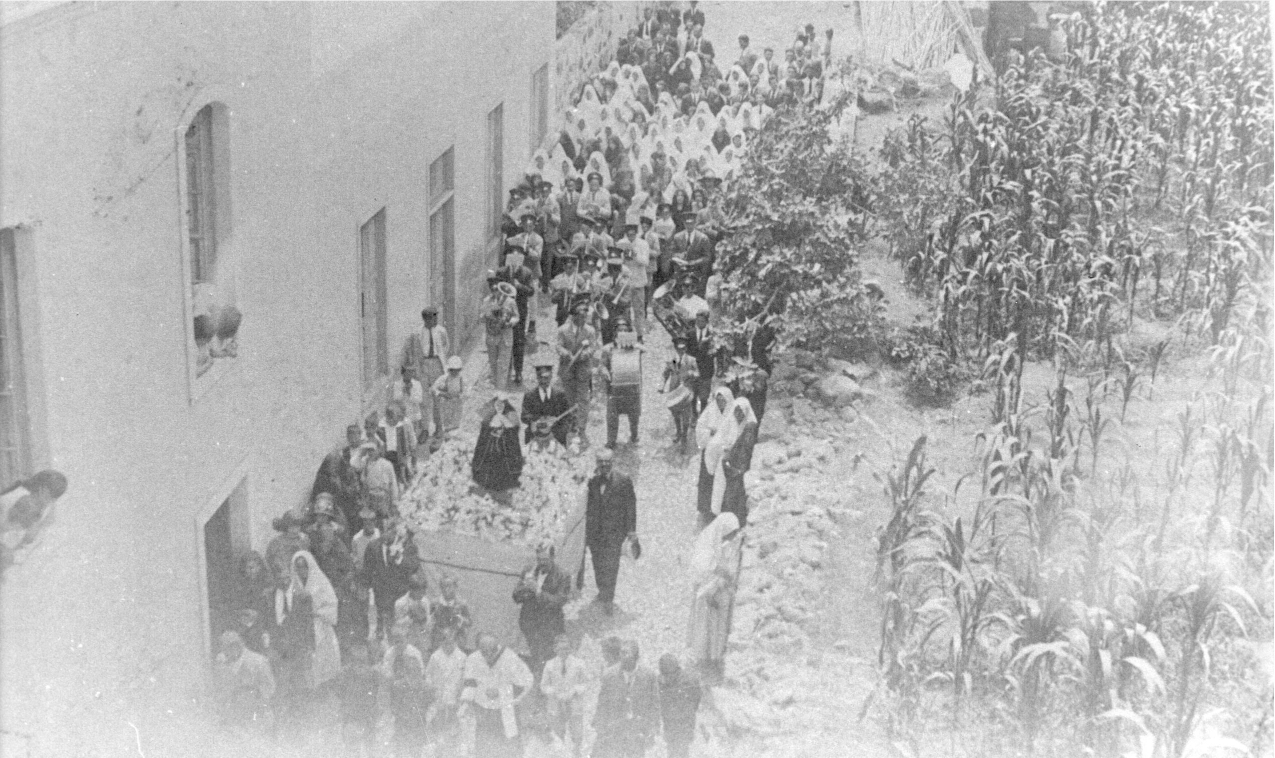 La calle de Enmedio, hoy Reina Arminda, en una Procesión de Santa Rita, en los años 20.