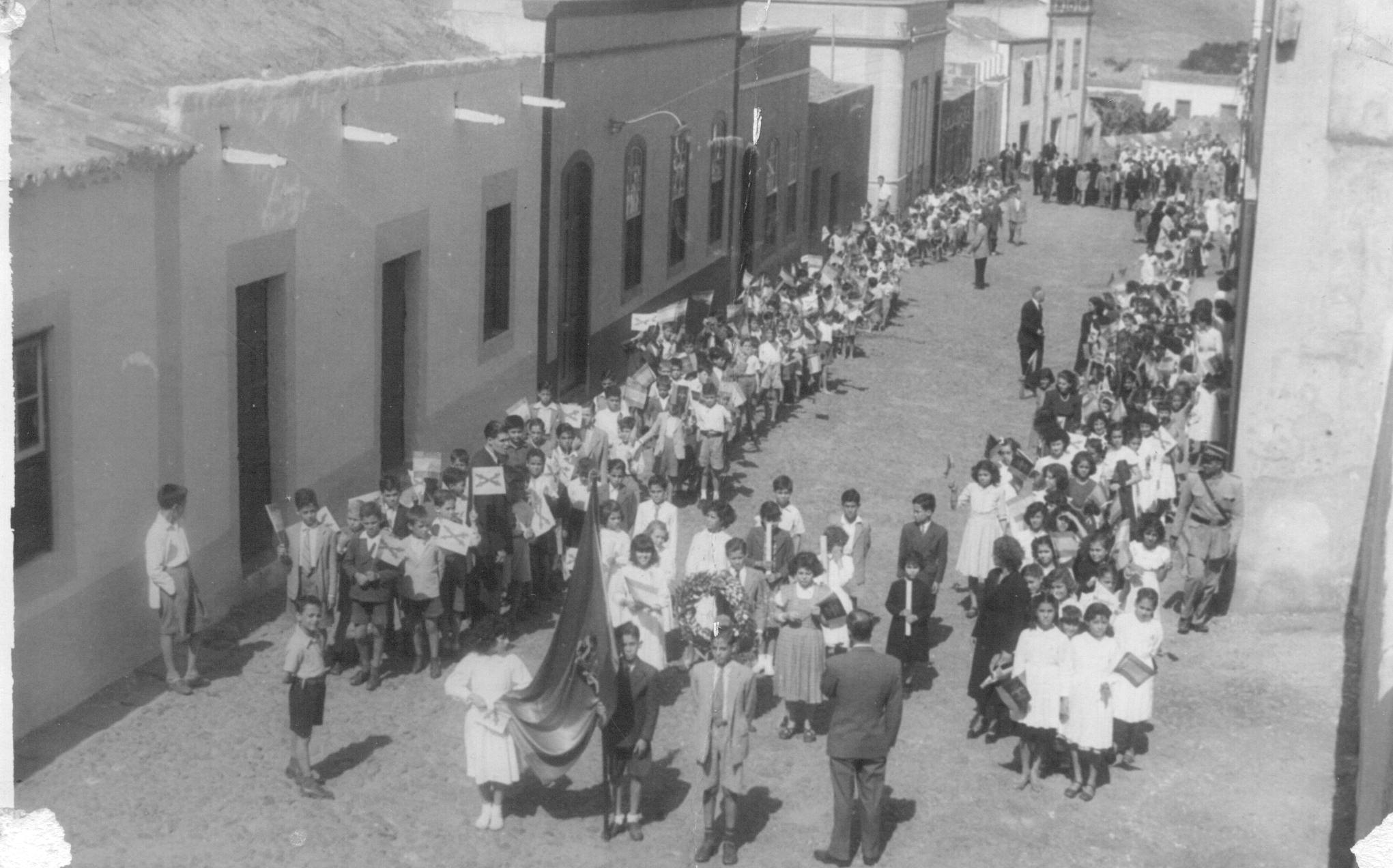 Vista de la calle Guaires con los niños de la Graduada, a finales de los años 40.