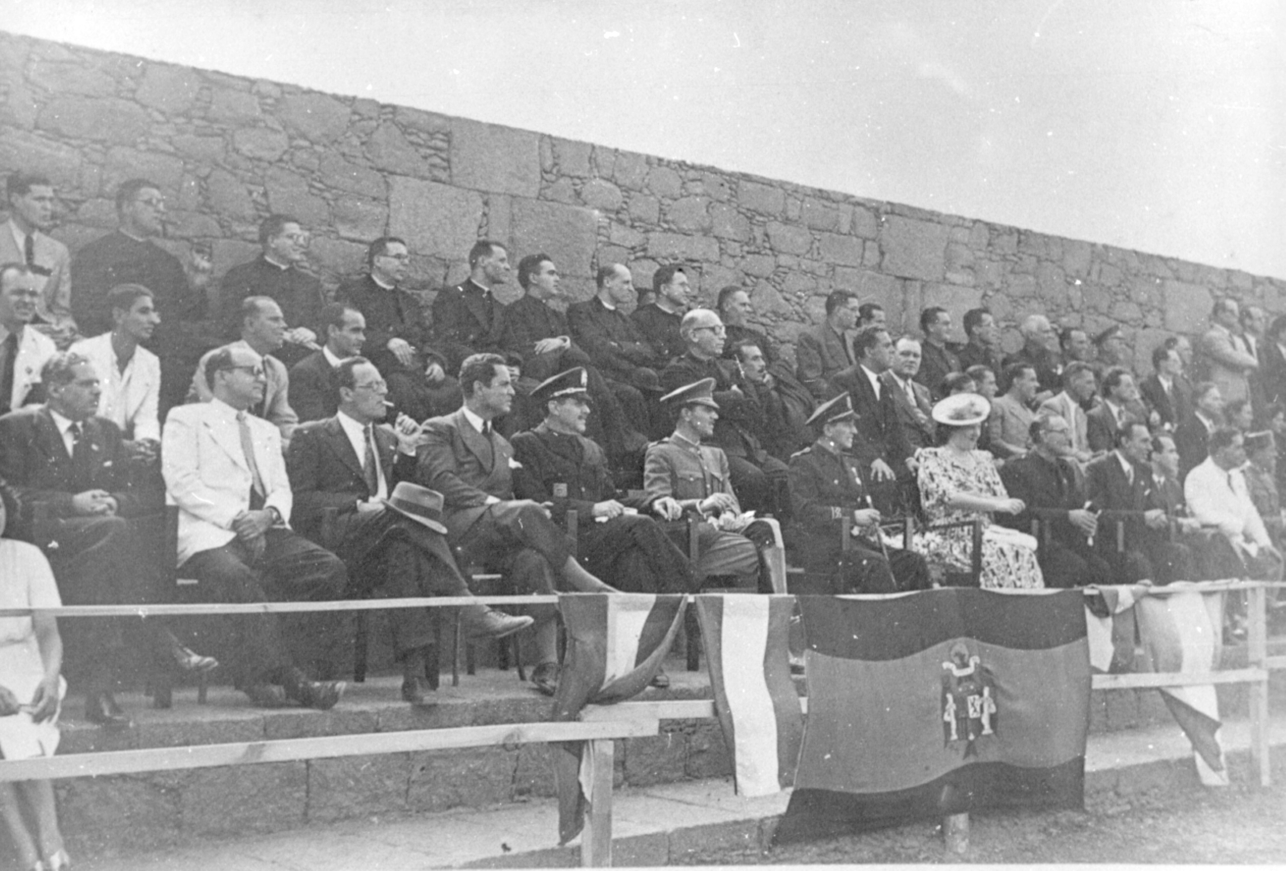 Palco de Honor de las autoridades provinciales y locales en la inauguración del Estadio de Barrial.( 1943 )