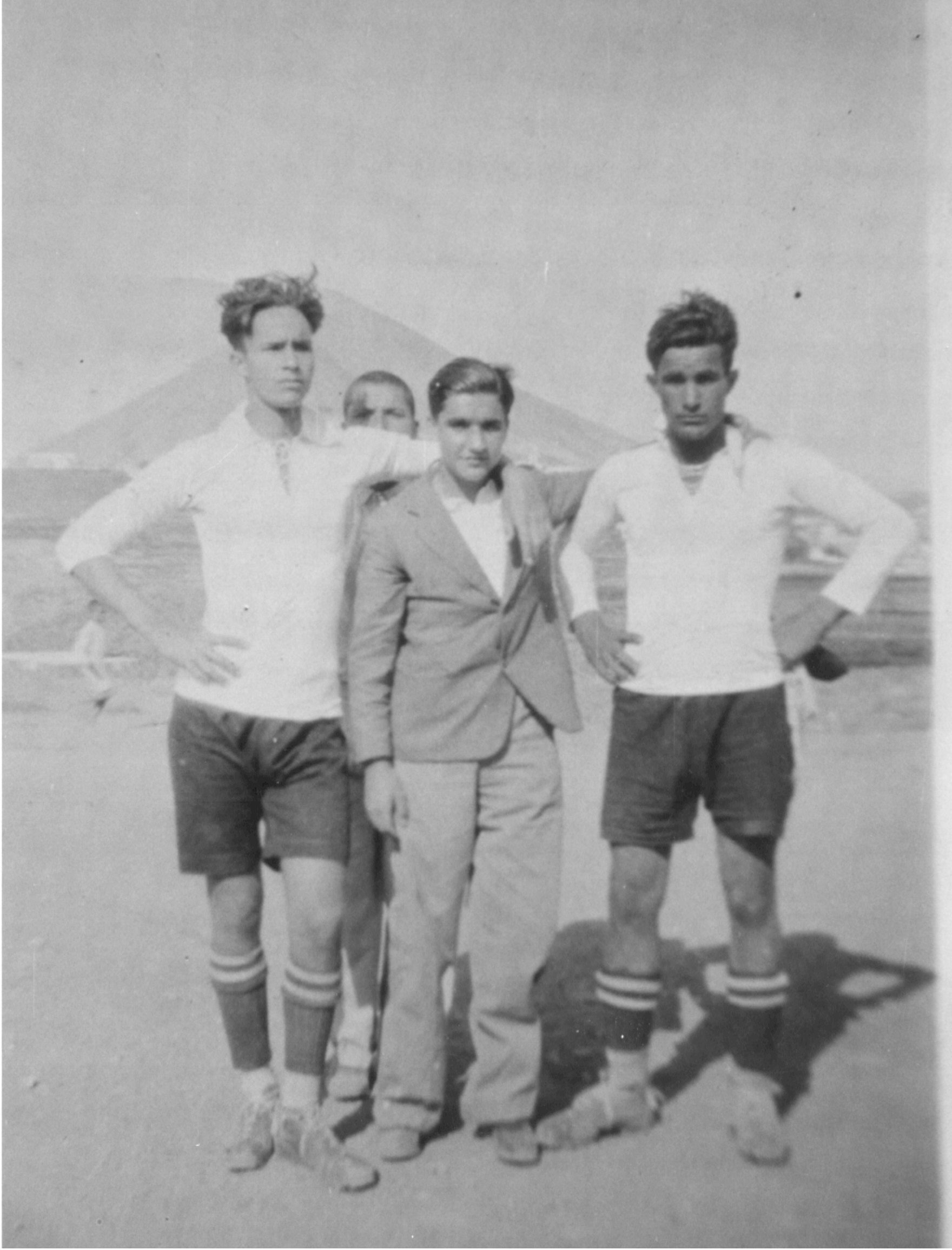 Pepe Ramos Castillo, Nicolás Molina Suárez y Pedro Vega Pérez, en el viejo campo de Barrial. ( Años treinta )