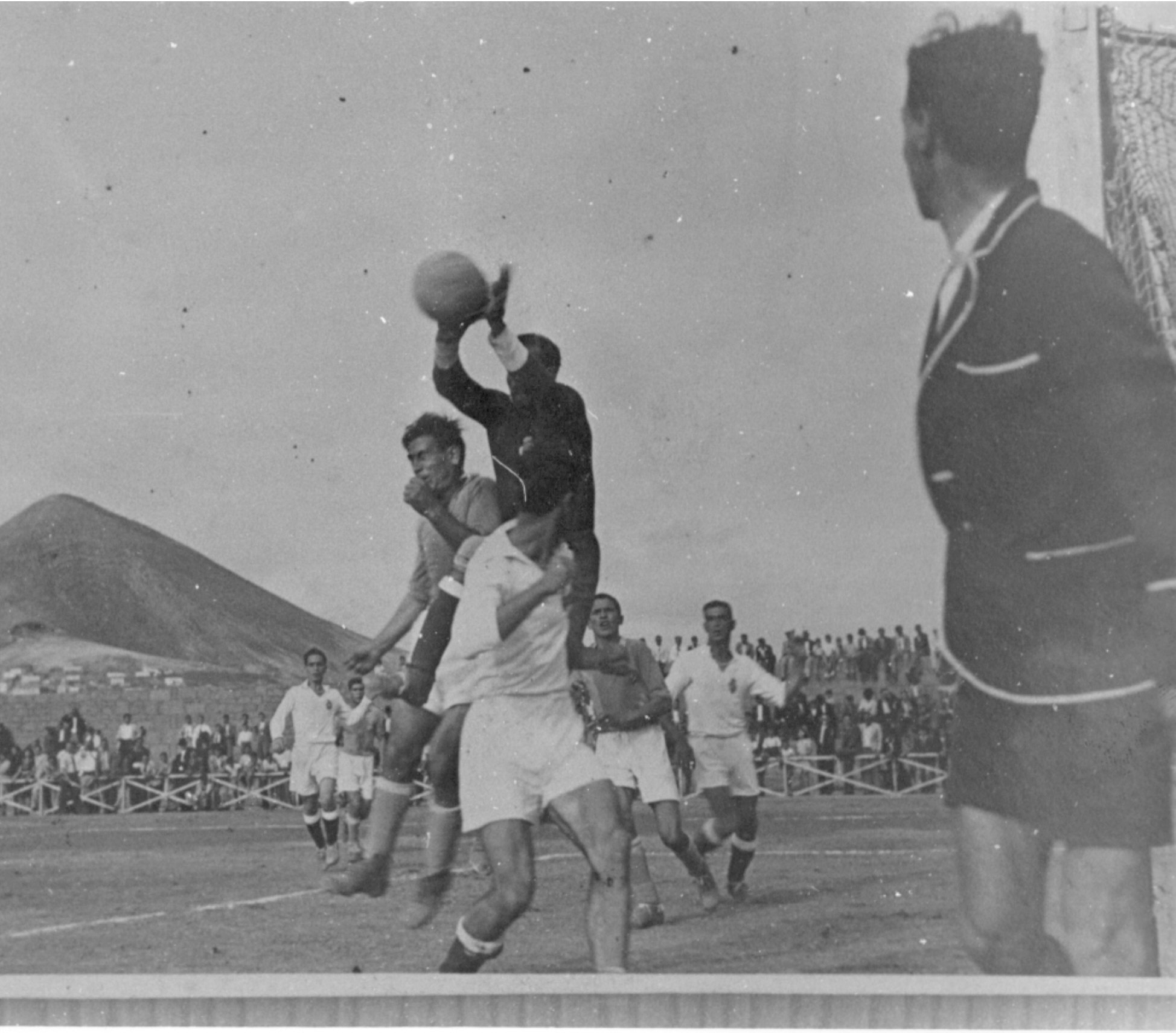 Bonito lance en el encuentro que jugaron Marino y Gran Canaria con motivo de la inauguración del Estadio Barrial.  ( 1943 )