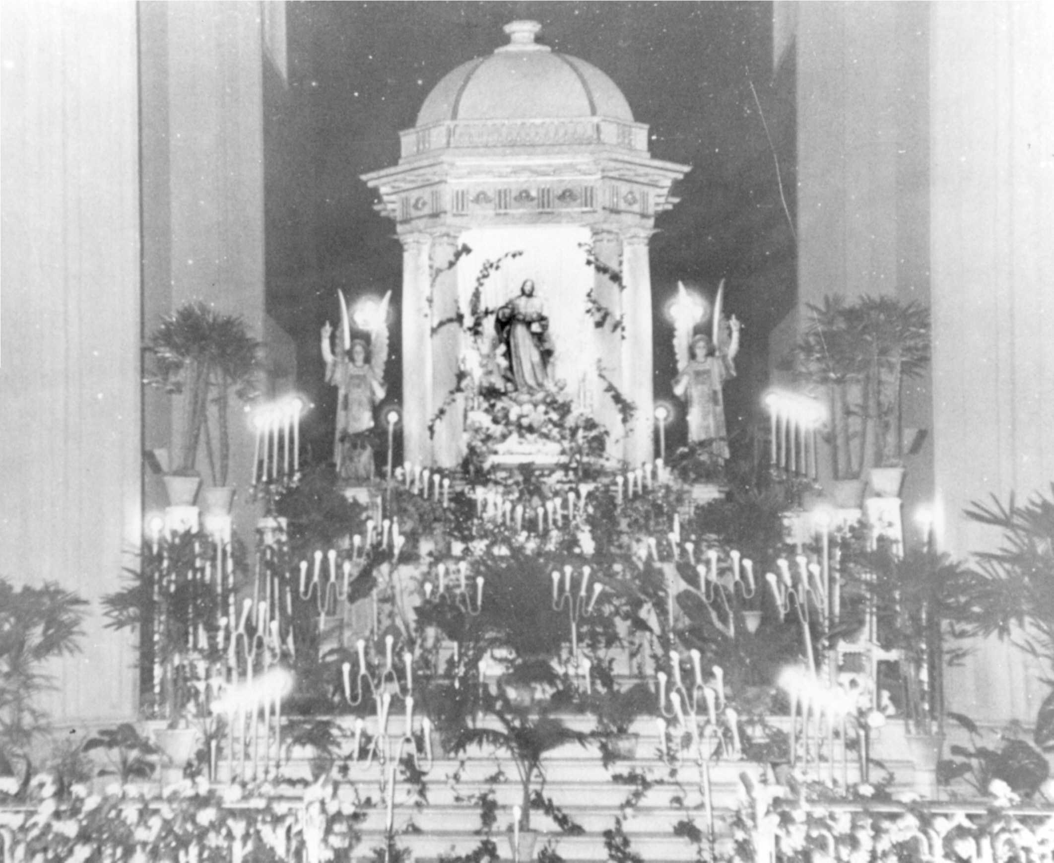 Aspecto del altar mayor de la iglesia de Santiago en uno de los tradicionales “alumbrados” ó novenas de Mayo.
El presente testimonio gráfico corresponde al confeccionado por el Coro parroquial.