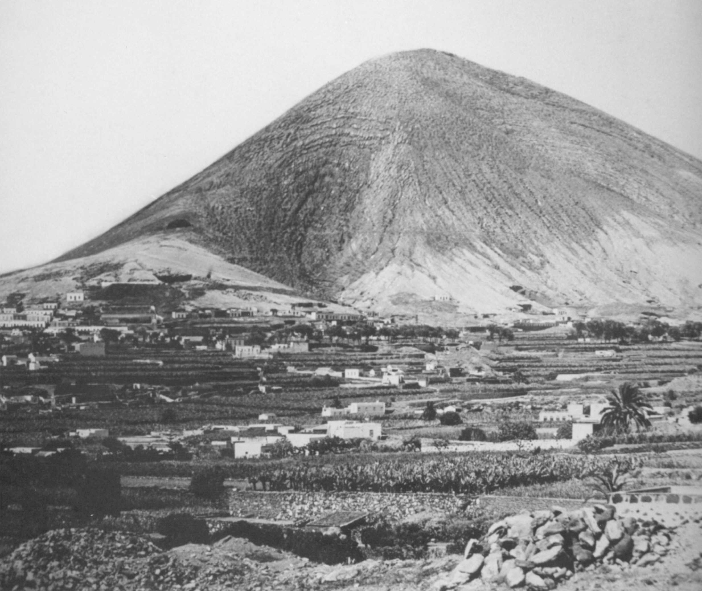 La Montaña y su caldera vista desde los arrabales de la Vega hacia los años treinta del XX.
