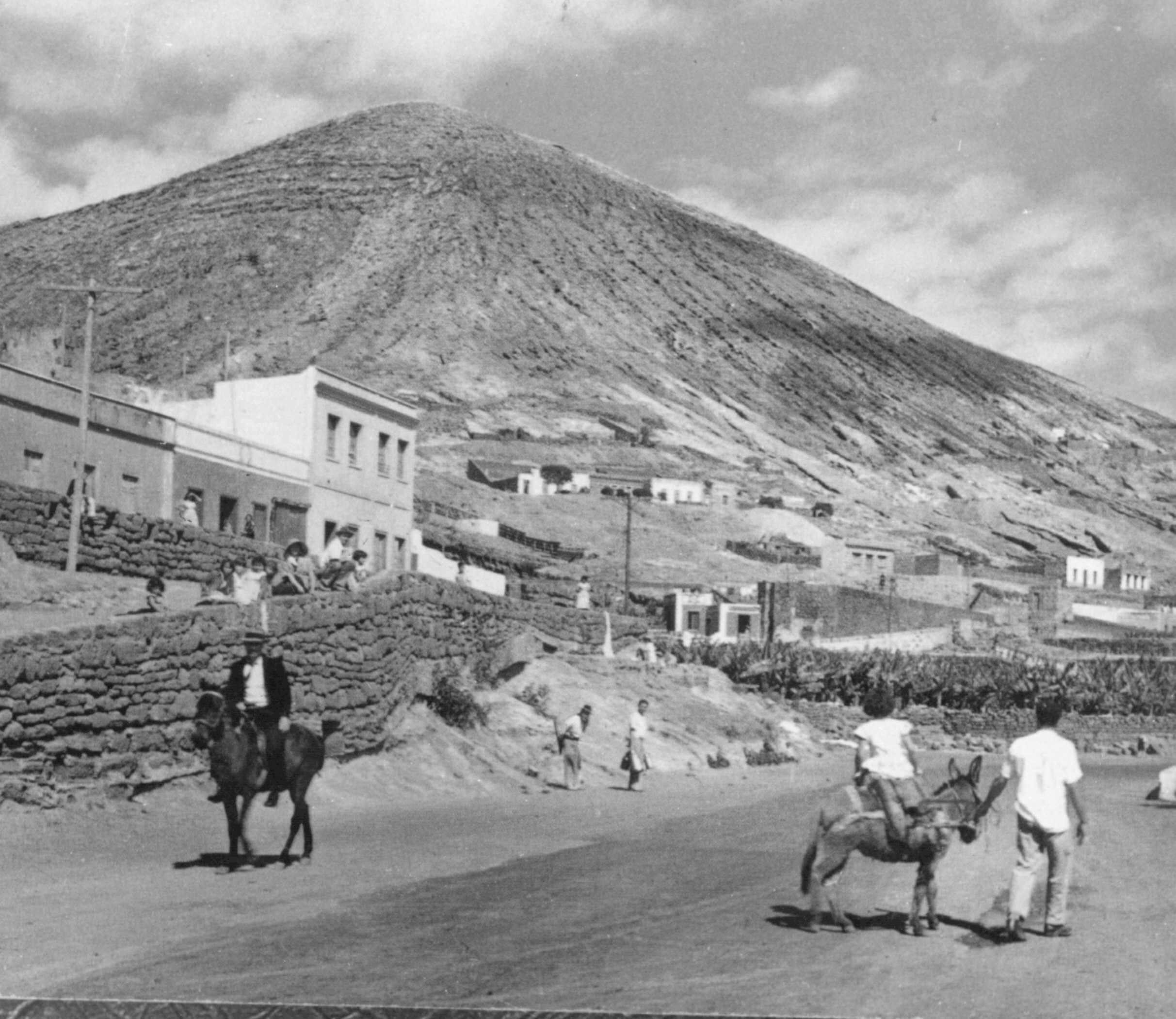 La Montaña desde el barrio de Rojas, hacia 1950.