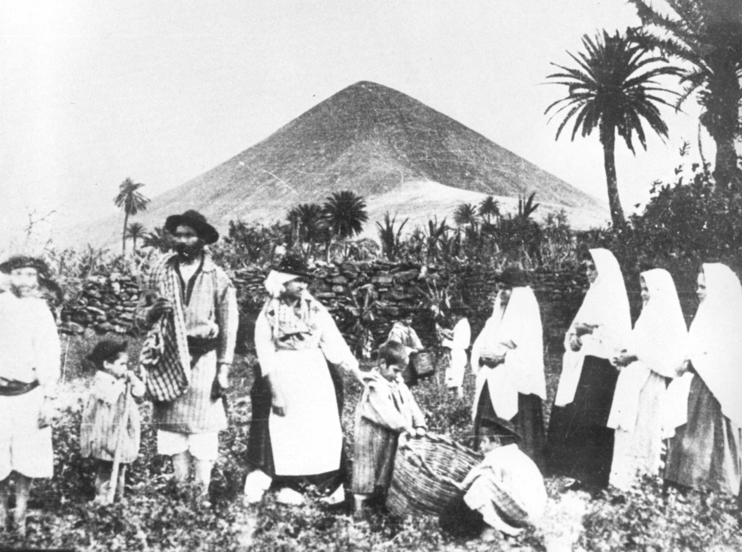 Campesinos de La Vega típicamente vestidos con La Montaña al fondo.
Foto de Luis Ojeda en 1900.