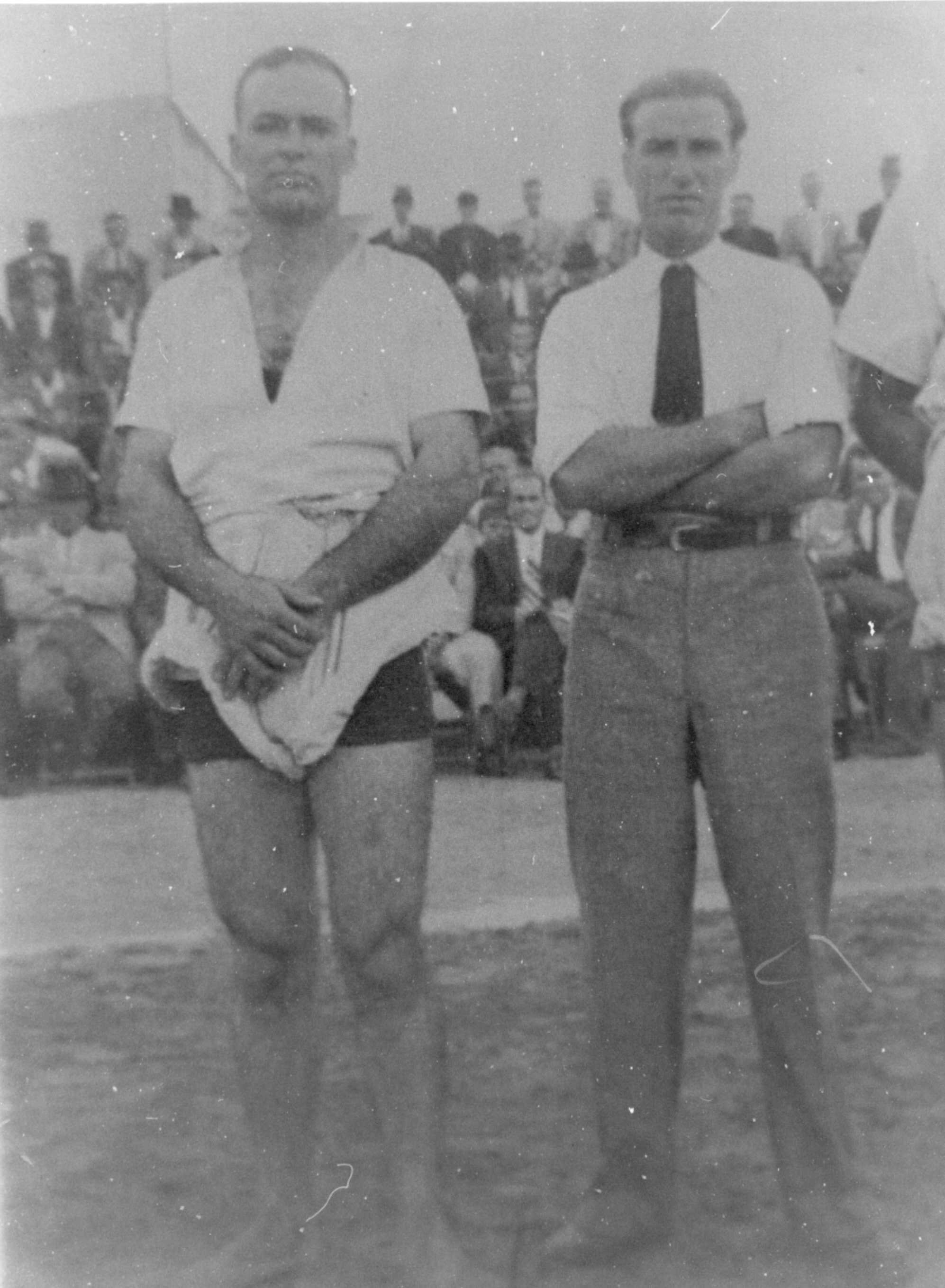 El “Pollo de Gáldar”, Domingo Mederos con el también galdense Juan Martín, arbitro de lucha.