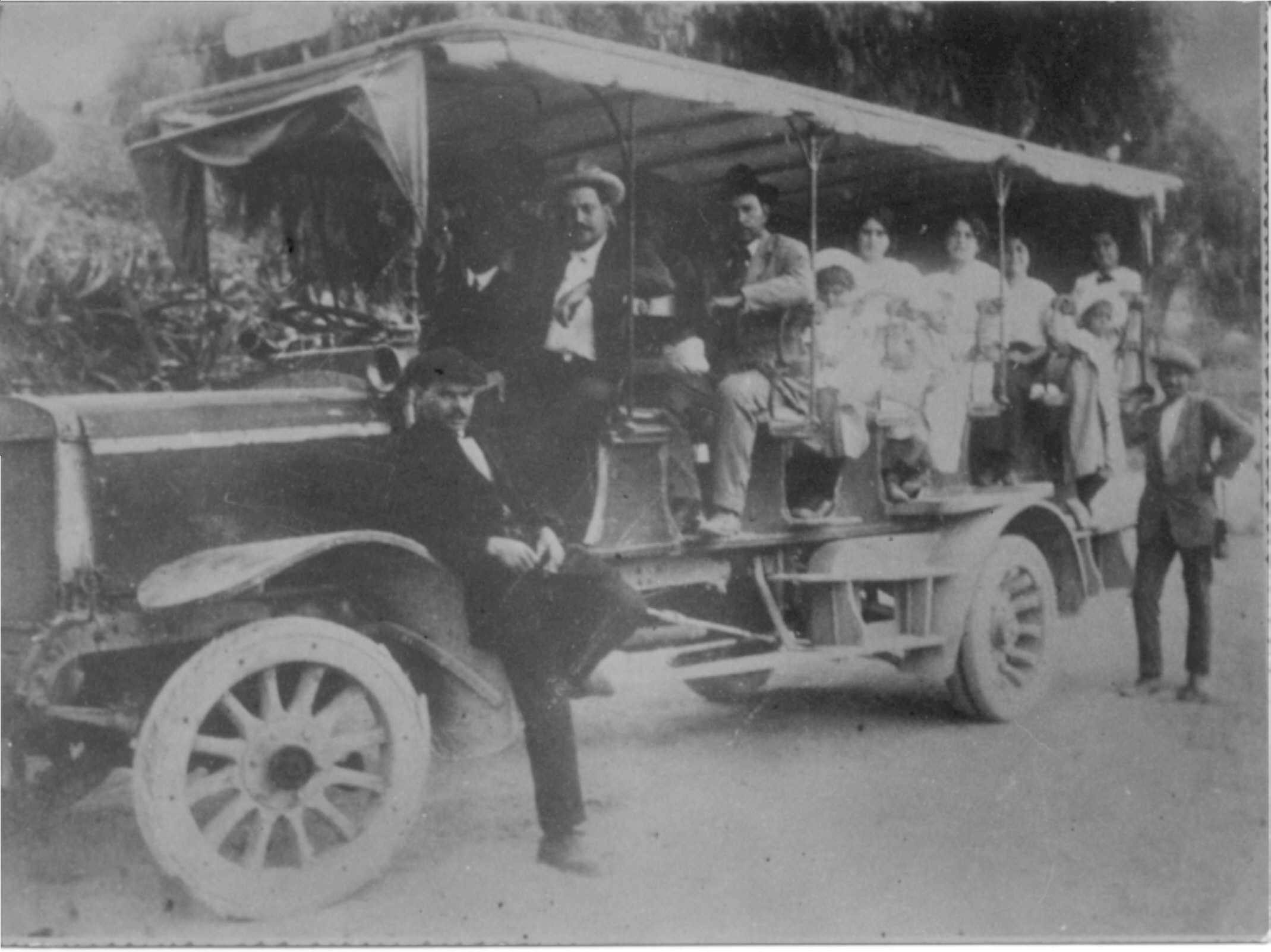 A punto de arrancar: popular “coche de hora” que hacía el recorrido a
 Las Palmas a poco de empezada la centuria número XX.