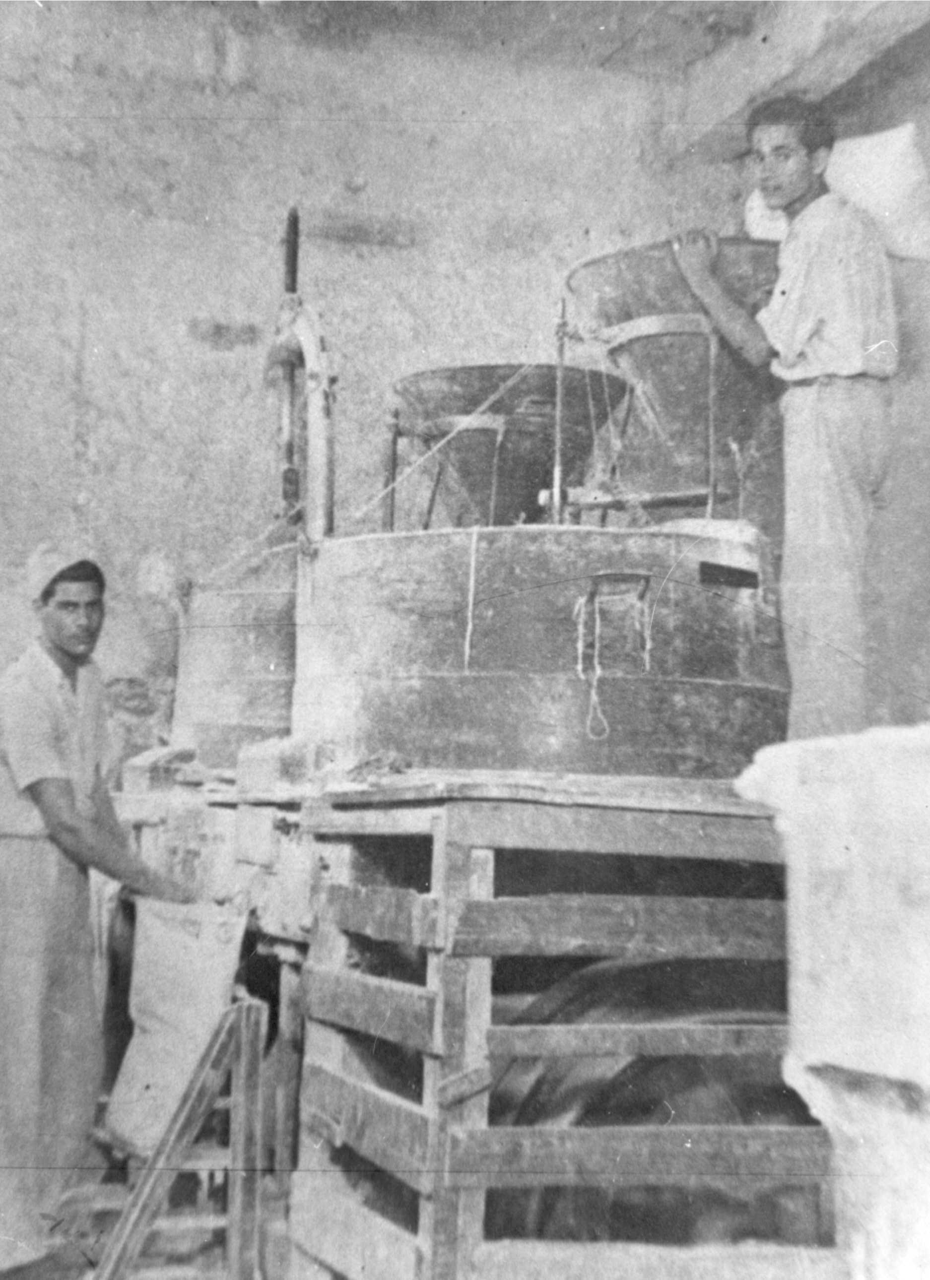 El desaparecido molino de la calle “El Moral”.
En la foto, Juan Alemán González y Miguel Suárez Rodríguez. Eran los años cuarenta del presente siglo.