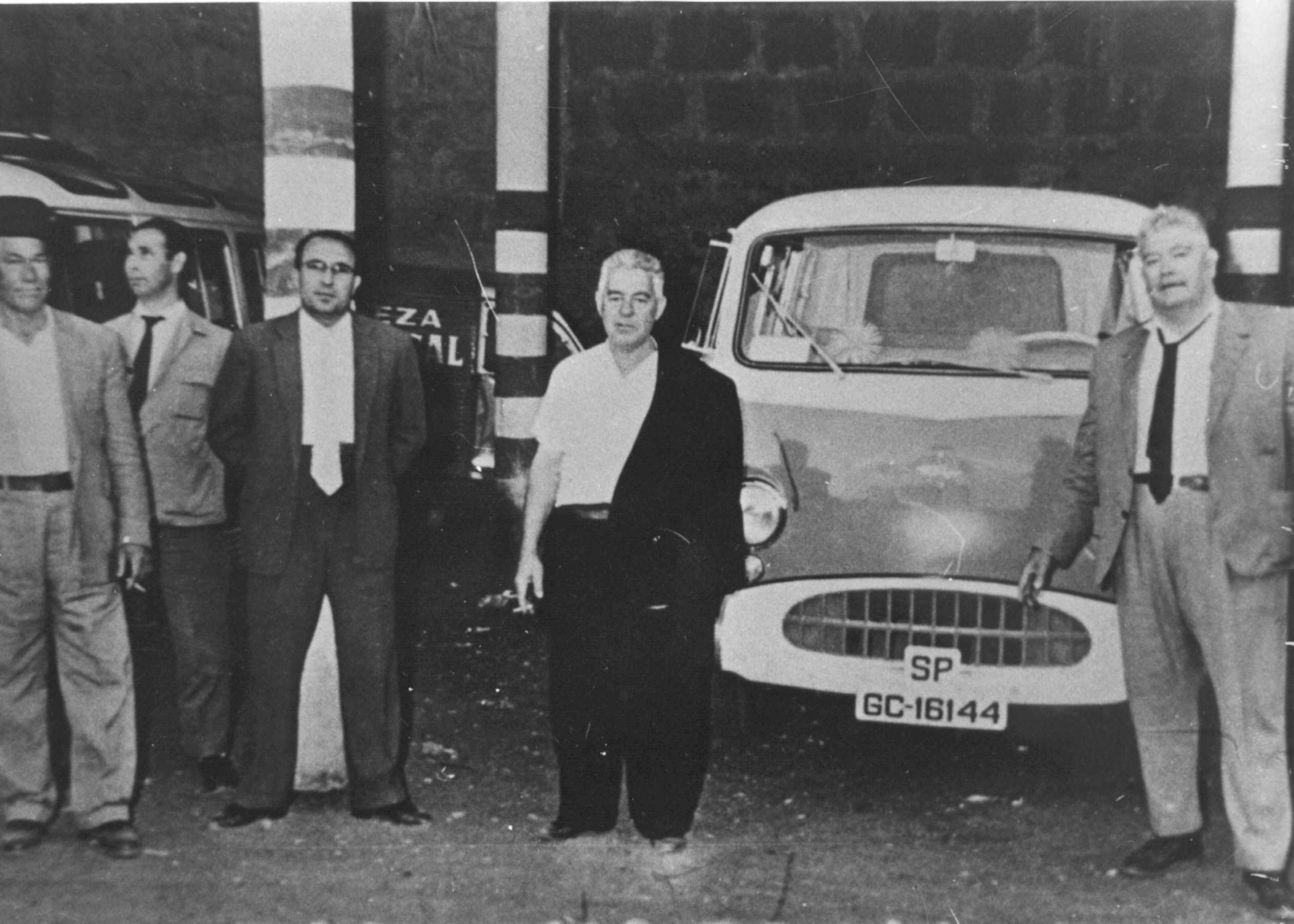 En la antigua cochera de la Cooperativa de Transporte Ligeros del Norte, de la calle Eusebio Navarro de Las Palmas.
En la presente, Carlitos Saúca, Panchito Castillo, Cristobal Vera y maestro Marcial Pérez.