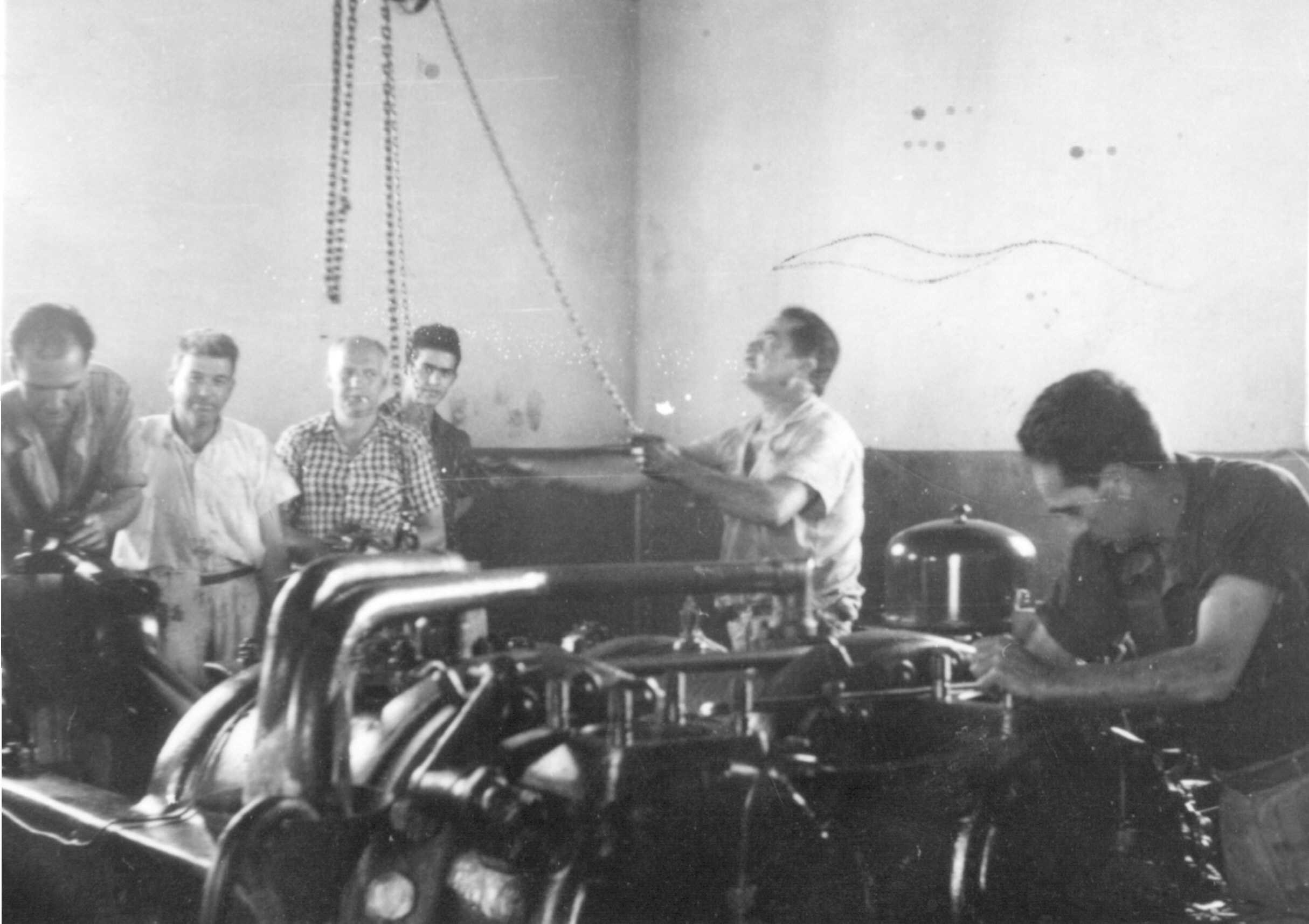 
Máquina del pozo de Mr. Leacock en el puente de los “tres ojos”. Manuel Reyes, Pancho Martín, Sebastián Bermúdez, Juan Rafael Montesdeoca, Isidro Montesdeoca y Domingo Reyes.