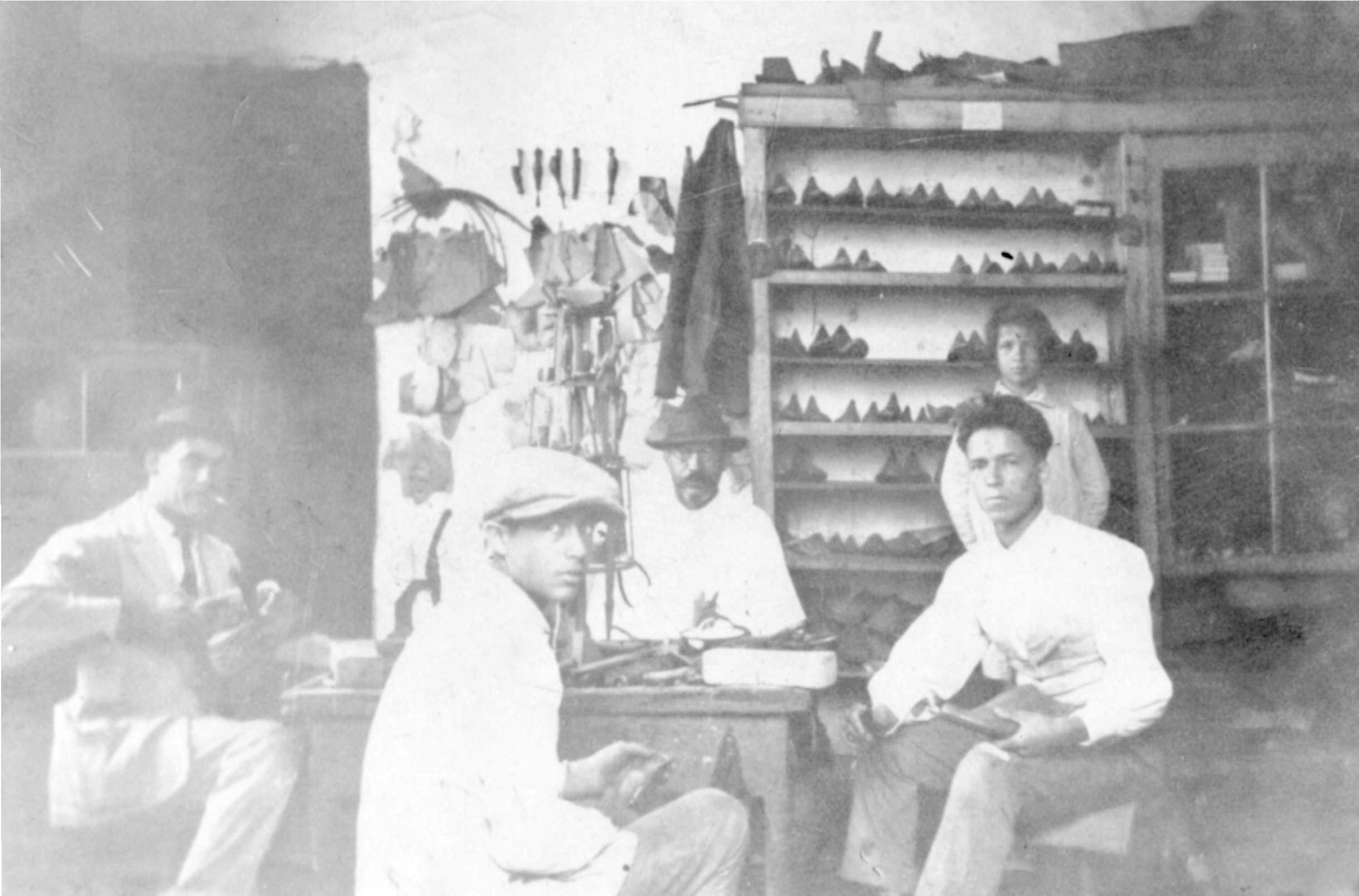 Nostálgico testimonio de la Gáldar de los años veinte es esta foto de La zapatería de los Quesada.
