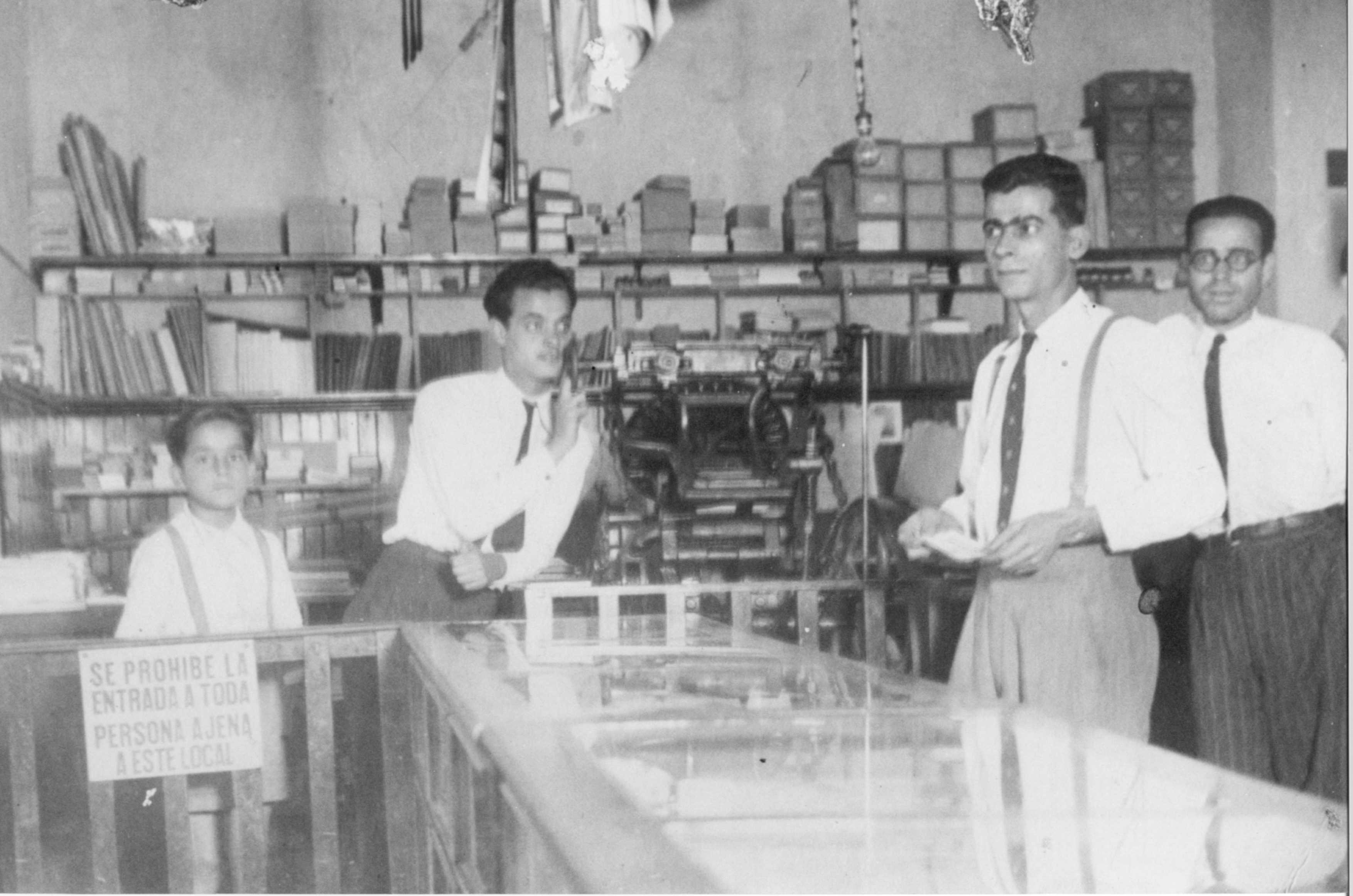 Lorenzo Marrero, José Pérez Marichal, Pepito Quesada y Panchito Bolaños
en la imprenta “ El Norte “.