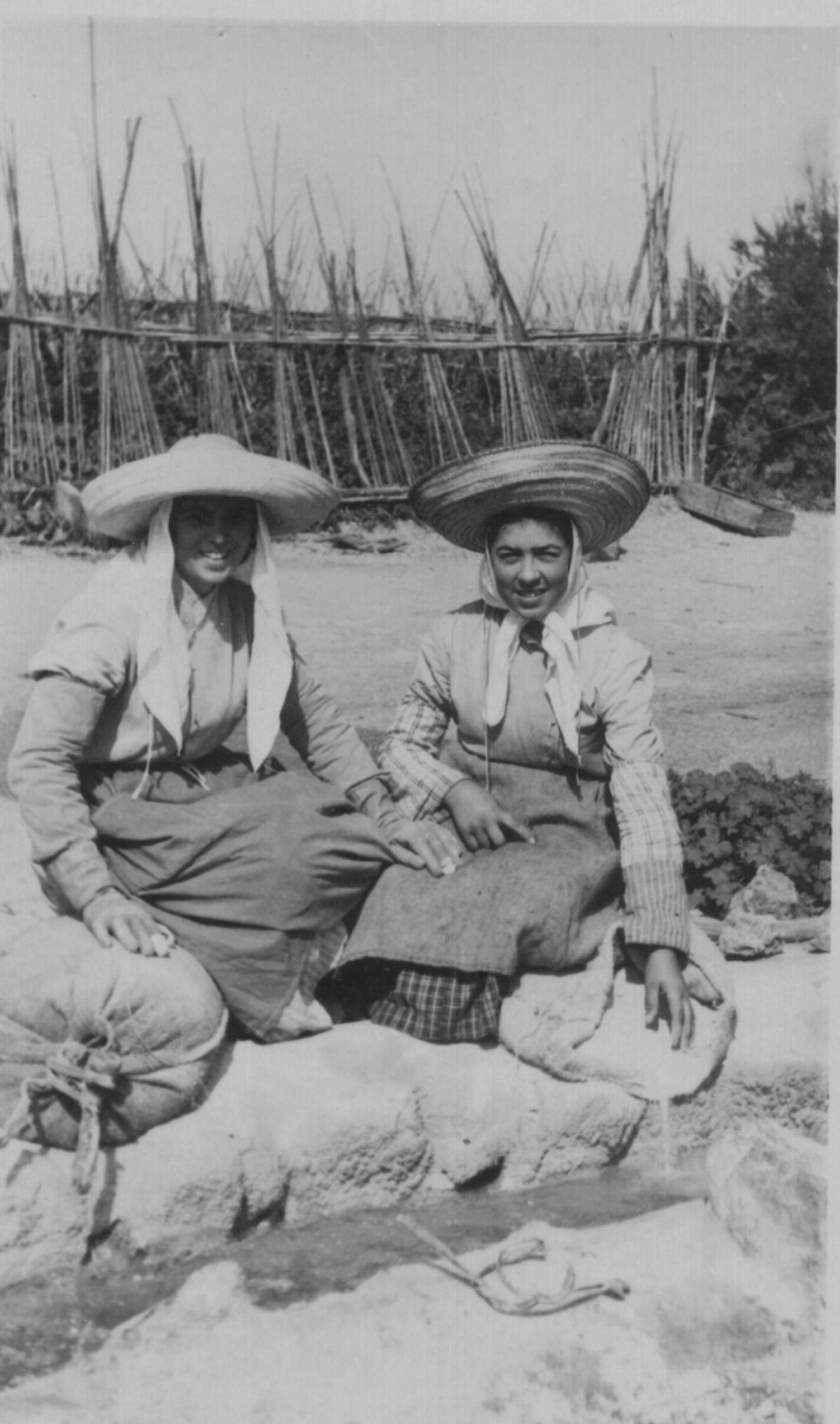 Nostálgica imagen de ayer: mujeres “ enguanando “.