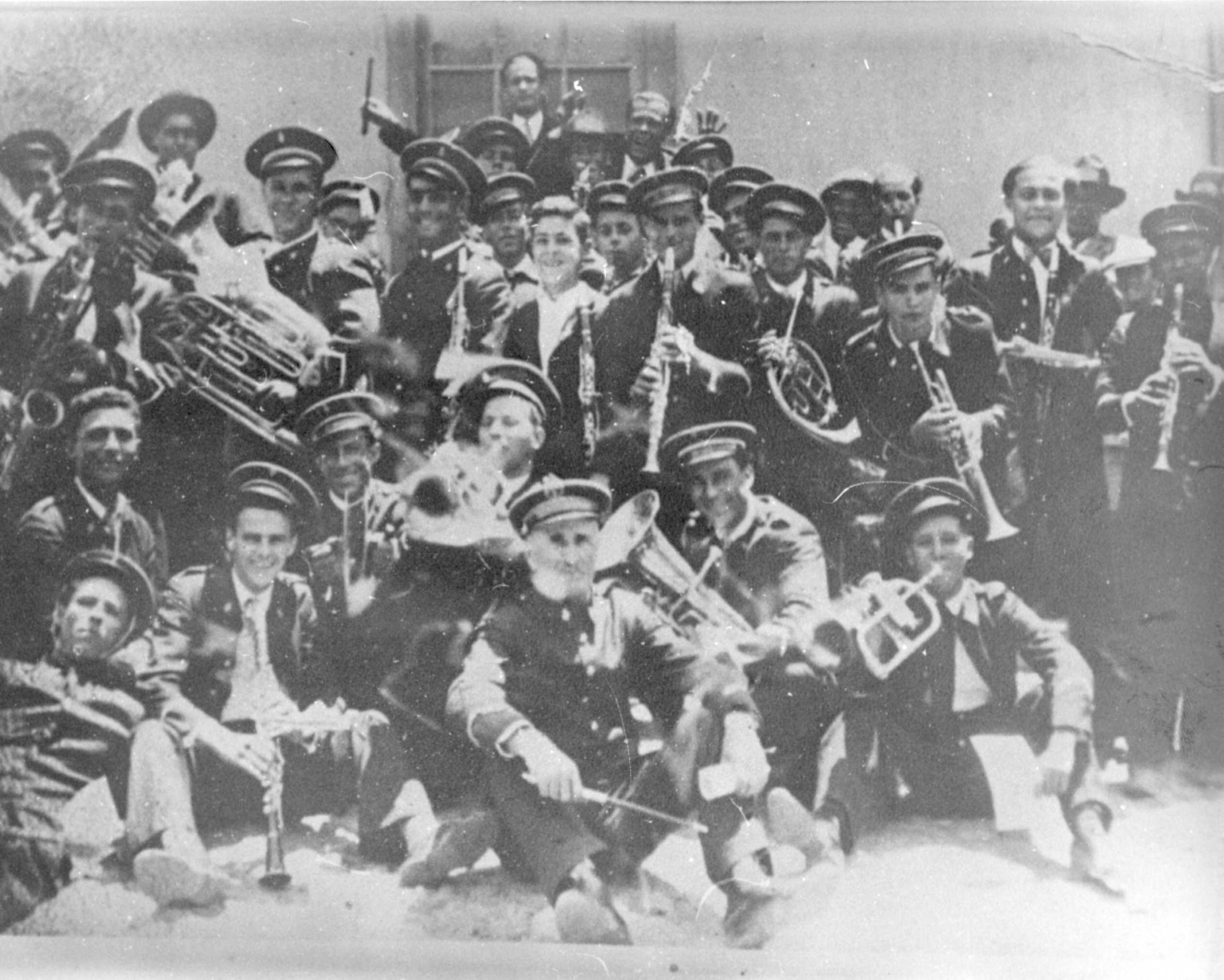 La Banda de Música con su director el Maestro Batista Martín
a mediados de los años cuarenta.