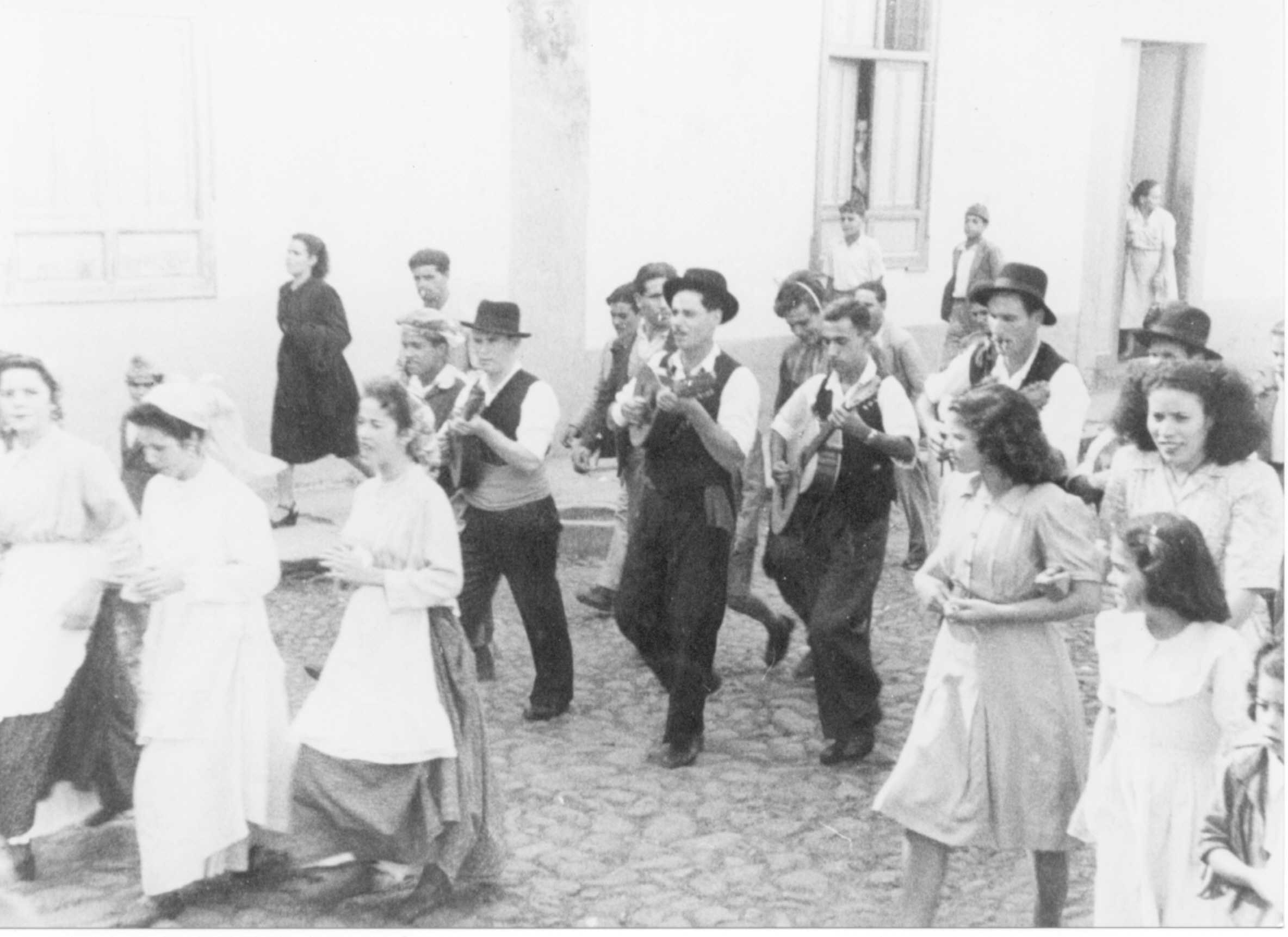 El grupo folclórico de Rojas, camino de la romería de Santiago.