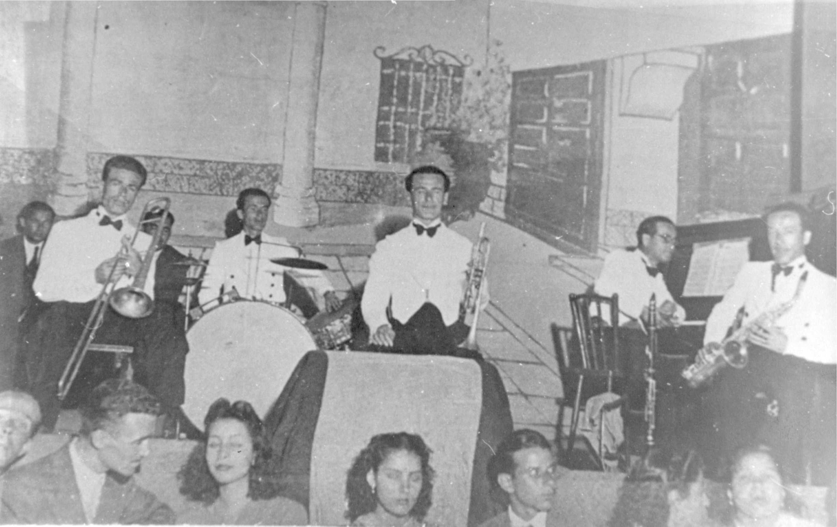 La Orquesta de los hermanos Batista amenizando un baile en el viejo teatro municipal.