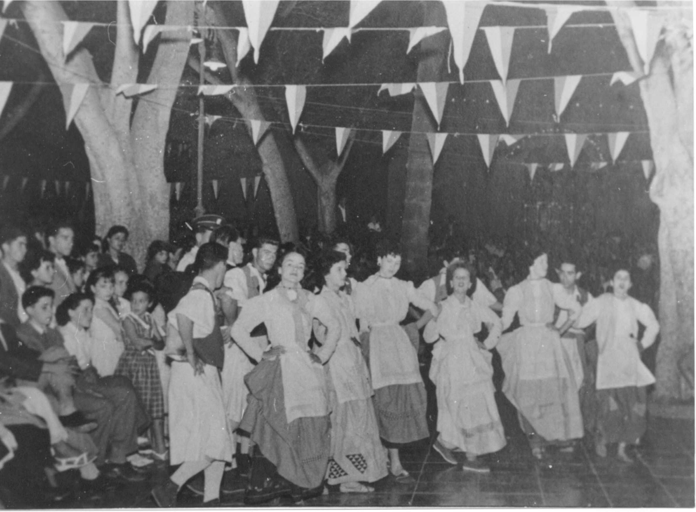 La agrupación “Princesa Tenesoya”, del maestro Ignacio Rodríguez en las Fiestas de Santiago.
( 1955 ).