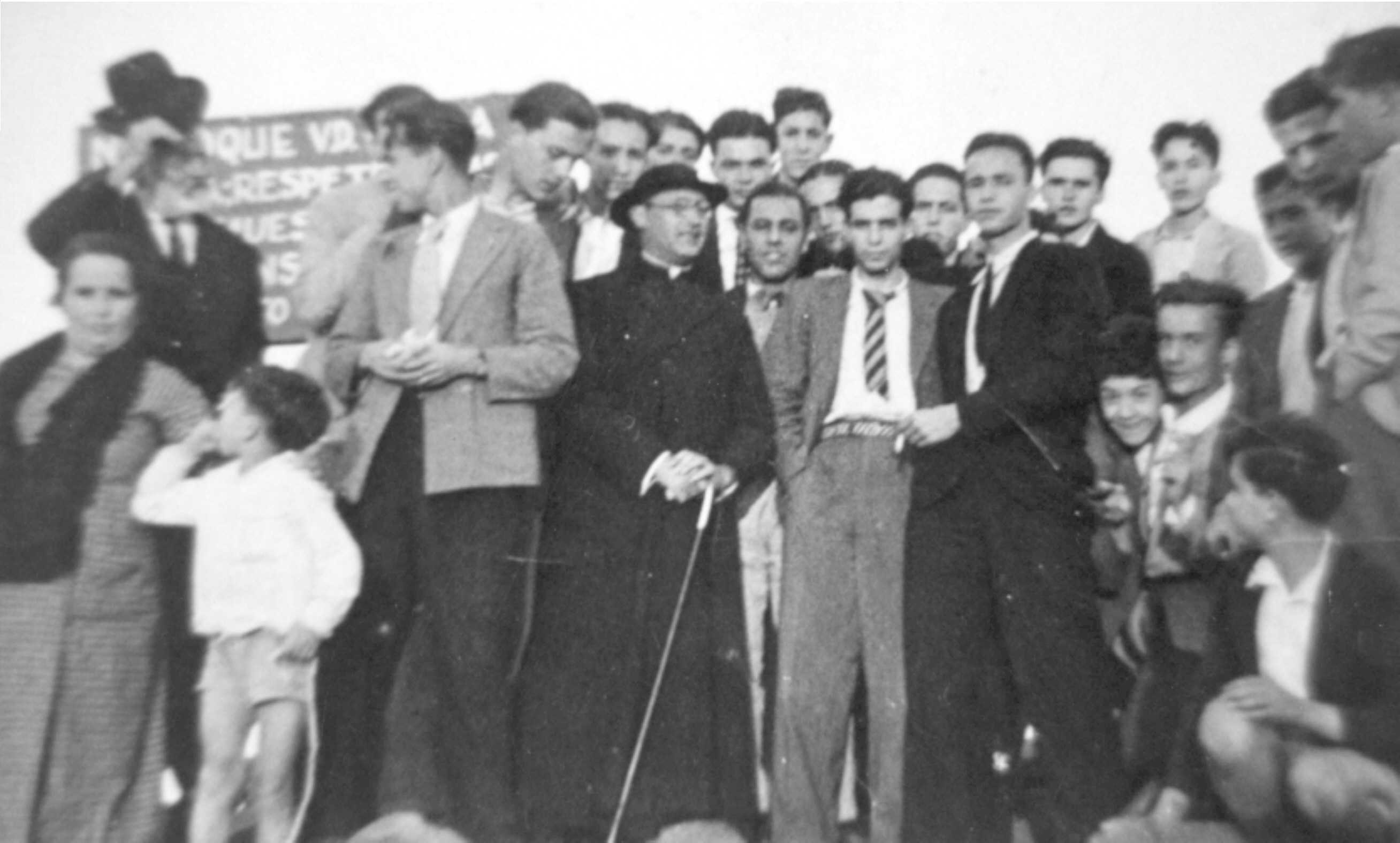 El canónigo D. José García Ortega, con un conocido grupo en la necrópolis del Agujero. ( 1935 ) 