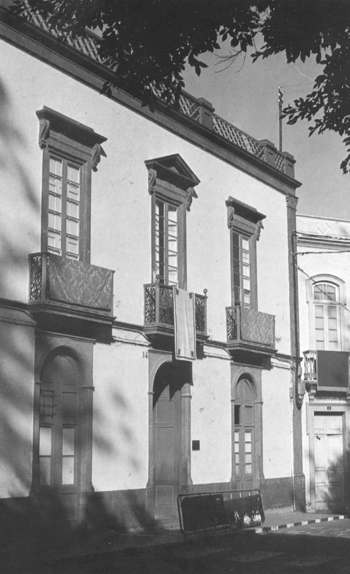 La casa de Don José Betancor y Reina, construida entre 1.863 y 1.865.
Su edificación dió lugar al trazado de la actual Plaza de Santiago.
Fue hotel a finales del siglo XIX y sirve hoy de colegio a las Siervas de Jesús Sacramentado.