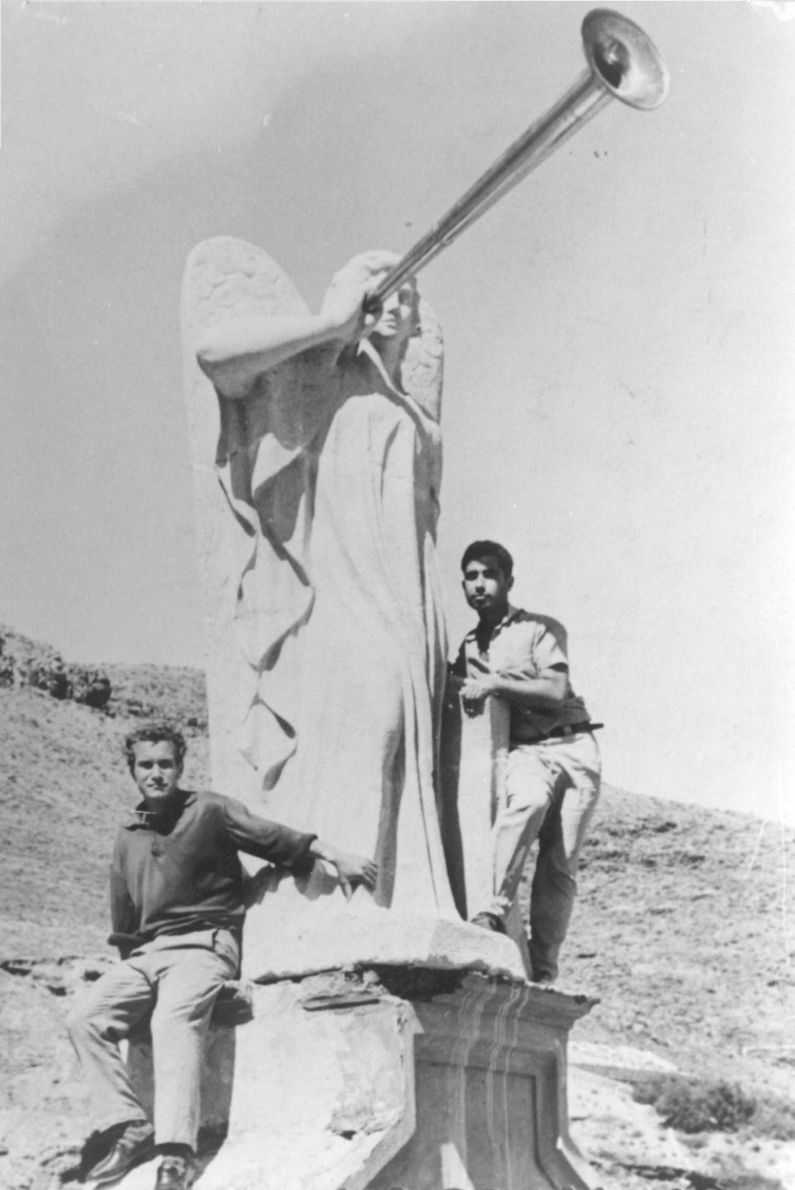 
El escultor Borges Linares con su Angel del Juicio Final. Su
acompañante es el doctor Trujillo Cubas.
