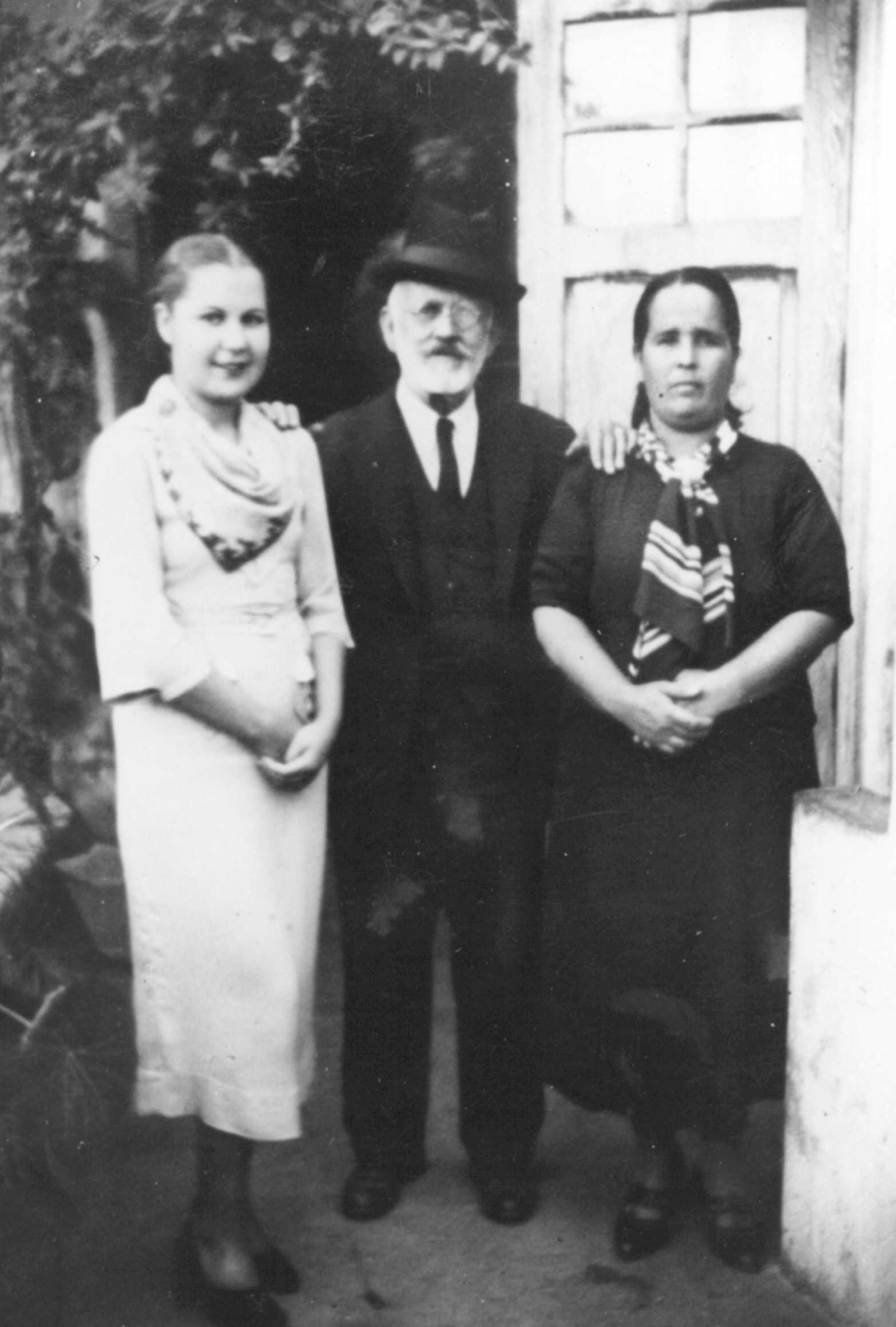 
El topógrafo Maestro Manuel Auyanet con su hija Mariana y nuera Lela Artiles.
