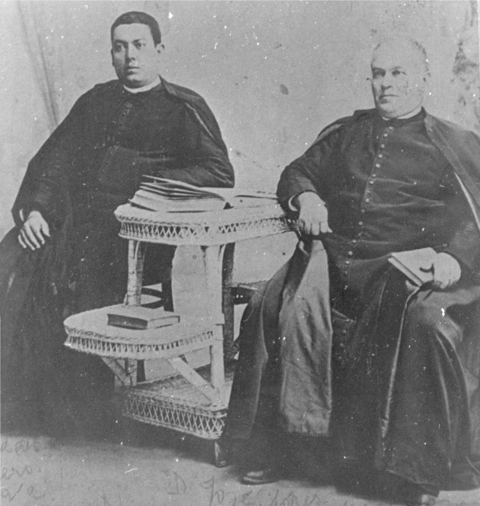 
Dos sacerdotes galdenses : D. Ignacio Mederos Oliva y el renombrado
orador y Deán de la Catedral de Las Palmas, D. José  López Martín.
