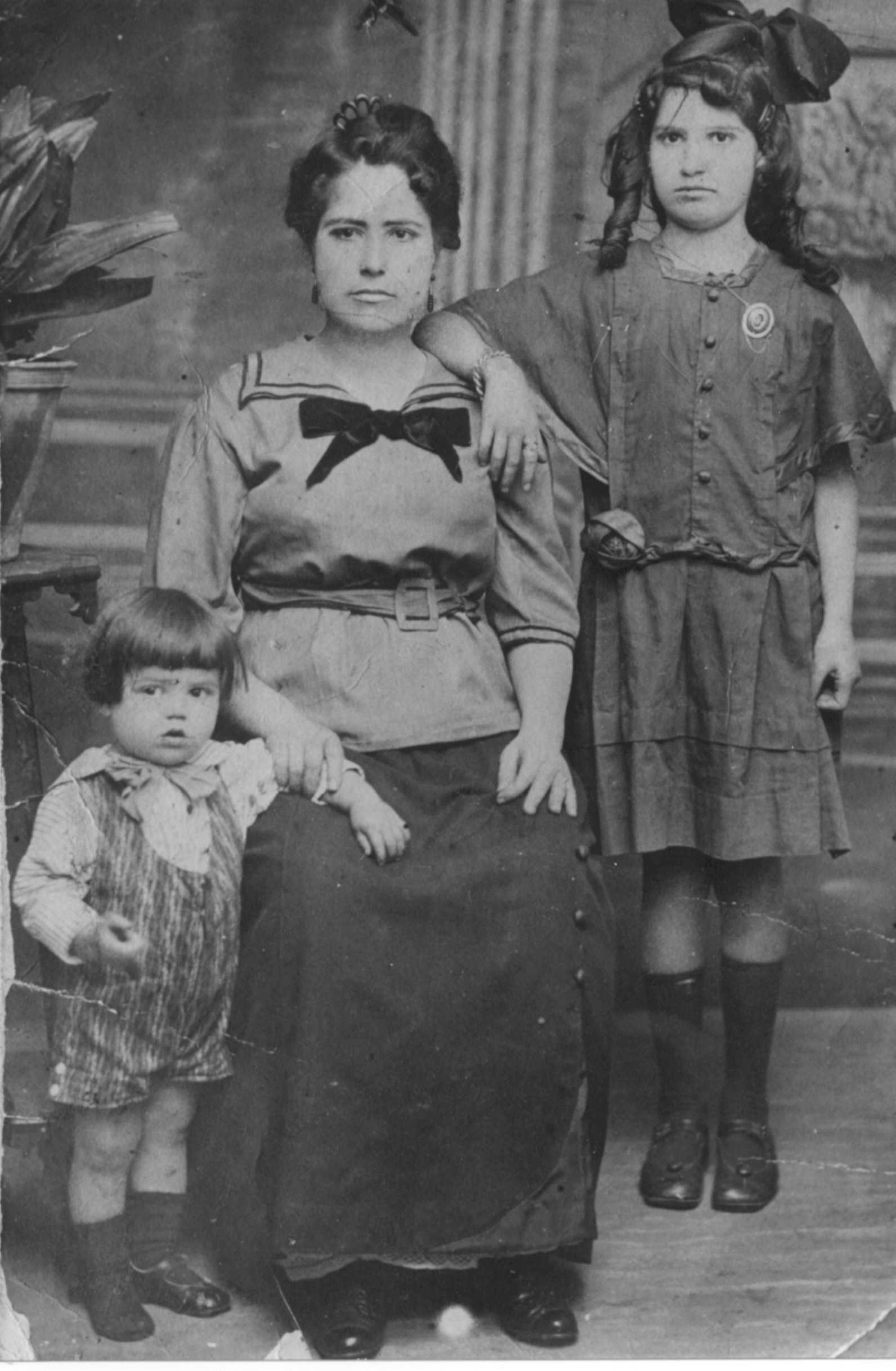 
Alabada fue durante largo tiempo la cocina de Dña. Leandra Cárdenes.
Con ella, sus hijos Carmen y Miguel Cubas Cárdenes.
