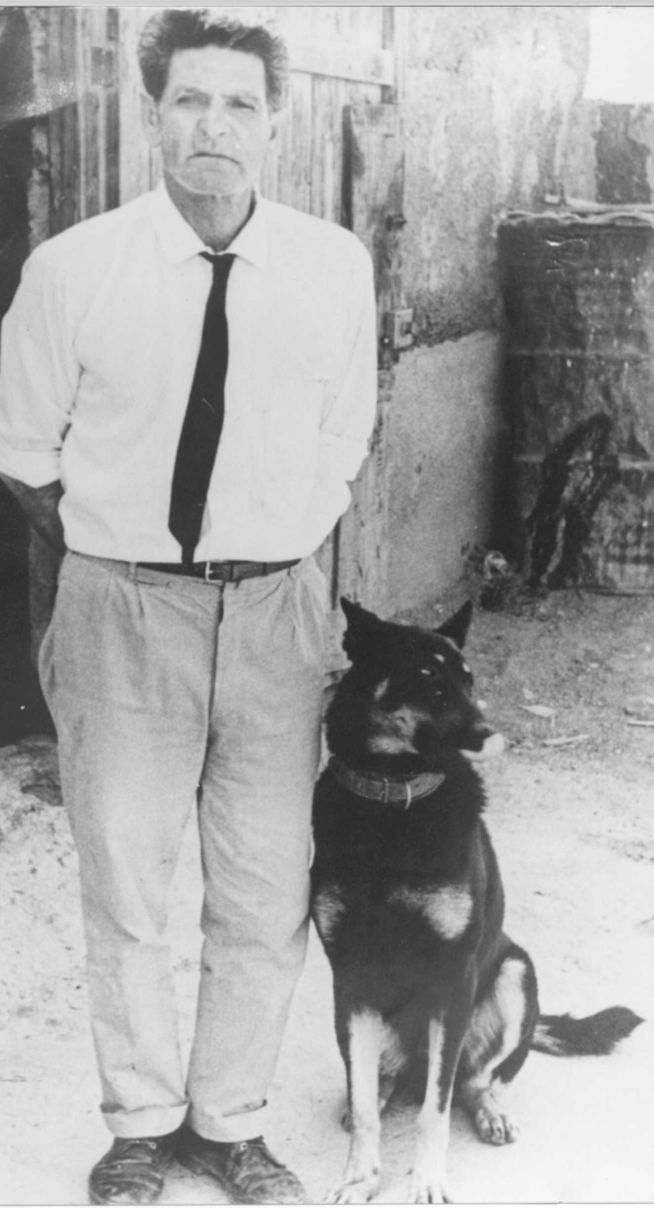 
Conocido en toda la isla por sus conocimientos de la lucha canaria y
arte para amaestrar perros, era Pepito Ojeda García, el de la “Cuarta”
