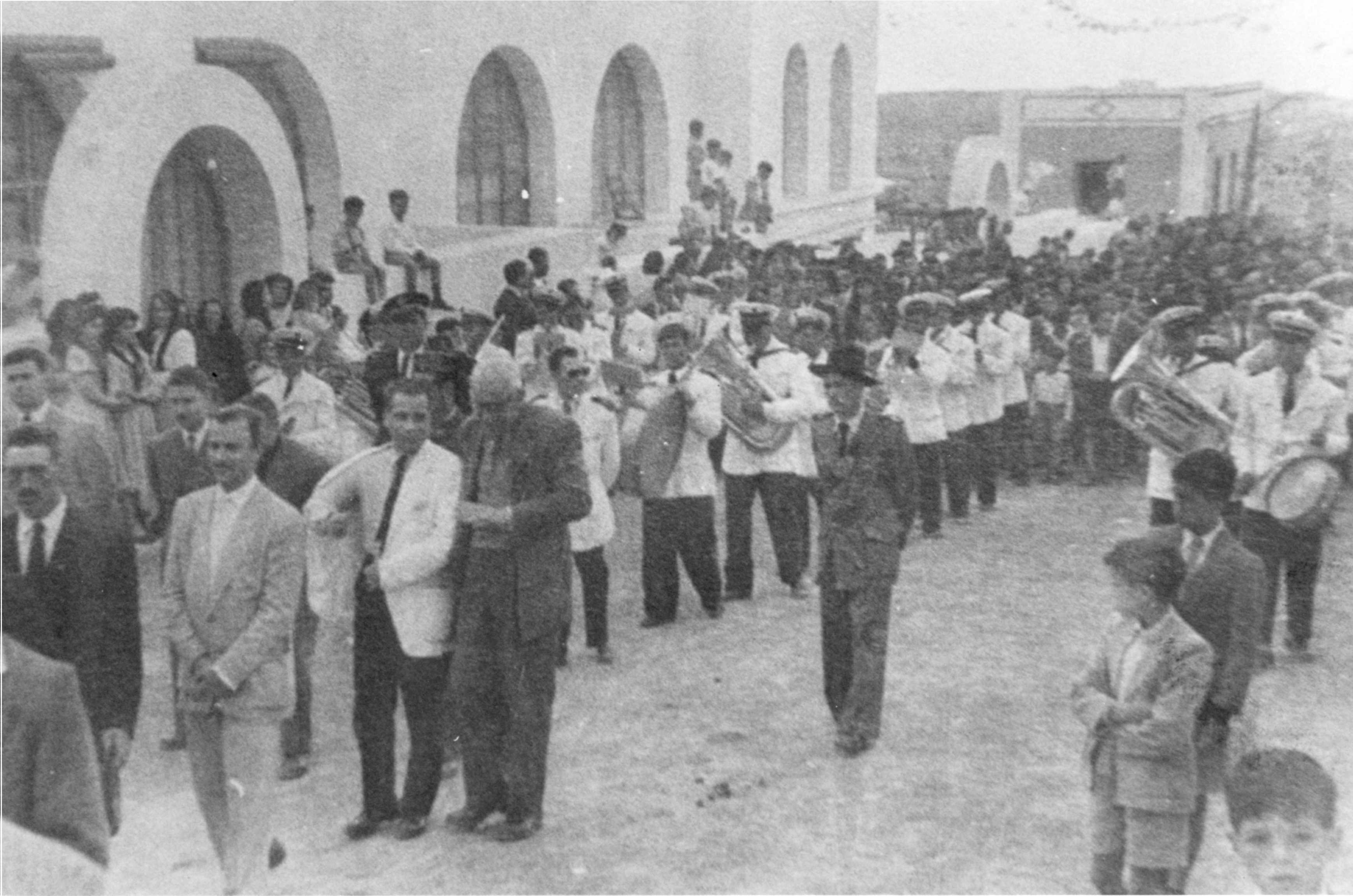 Una concurrida procesión de San Isidro de antaño.