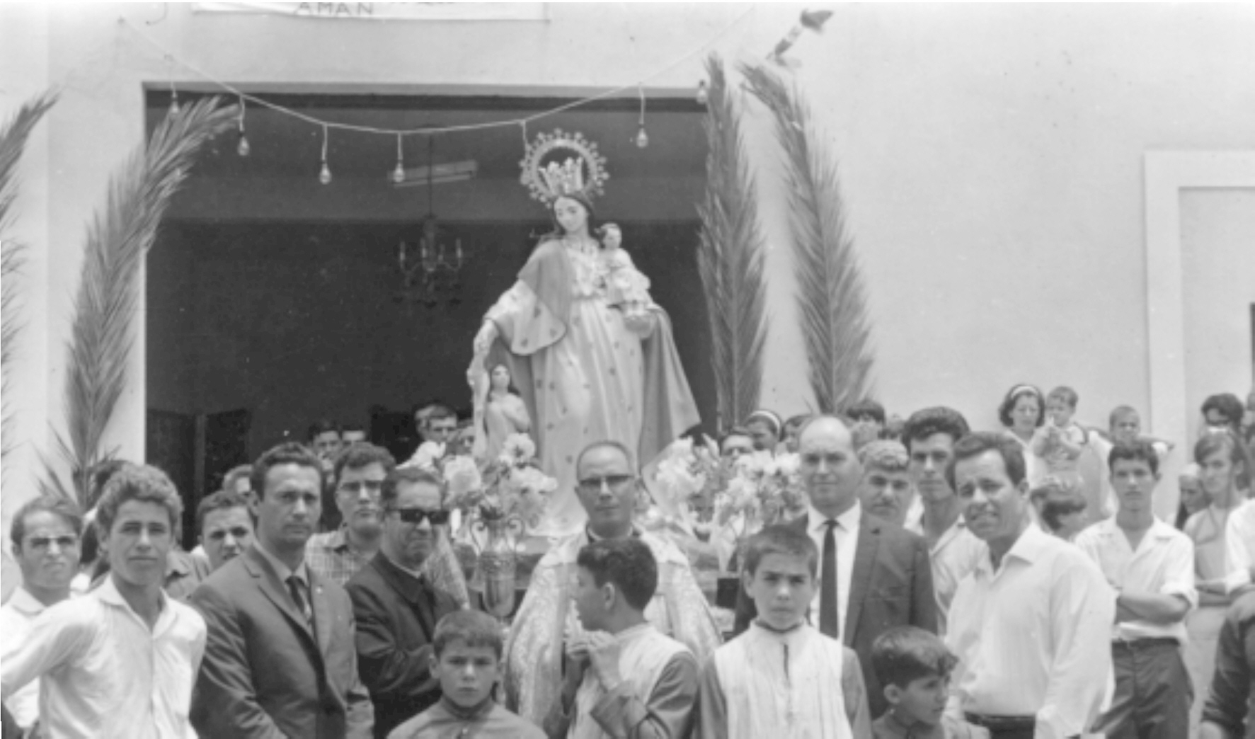 Una de las primeras procesiones de Ntra. Sra. de los Desamparados de Barrial.
( 1968 )