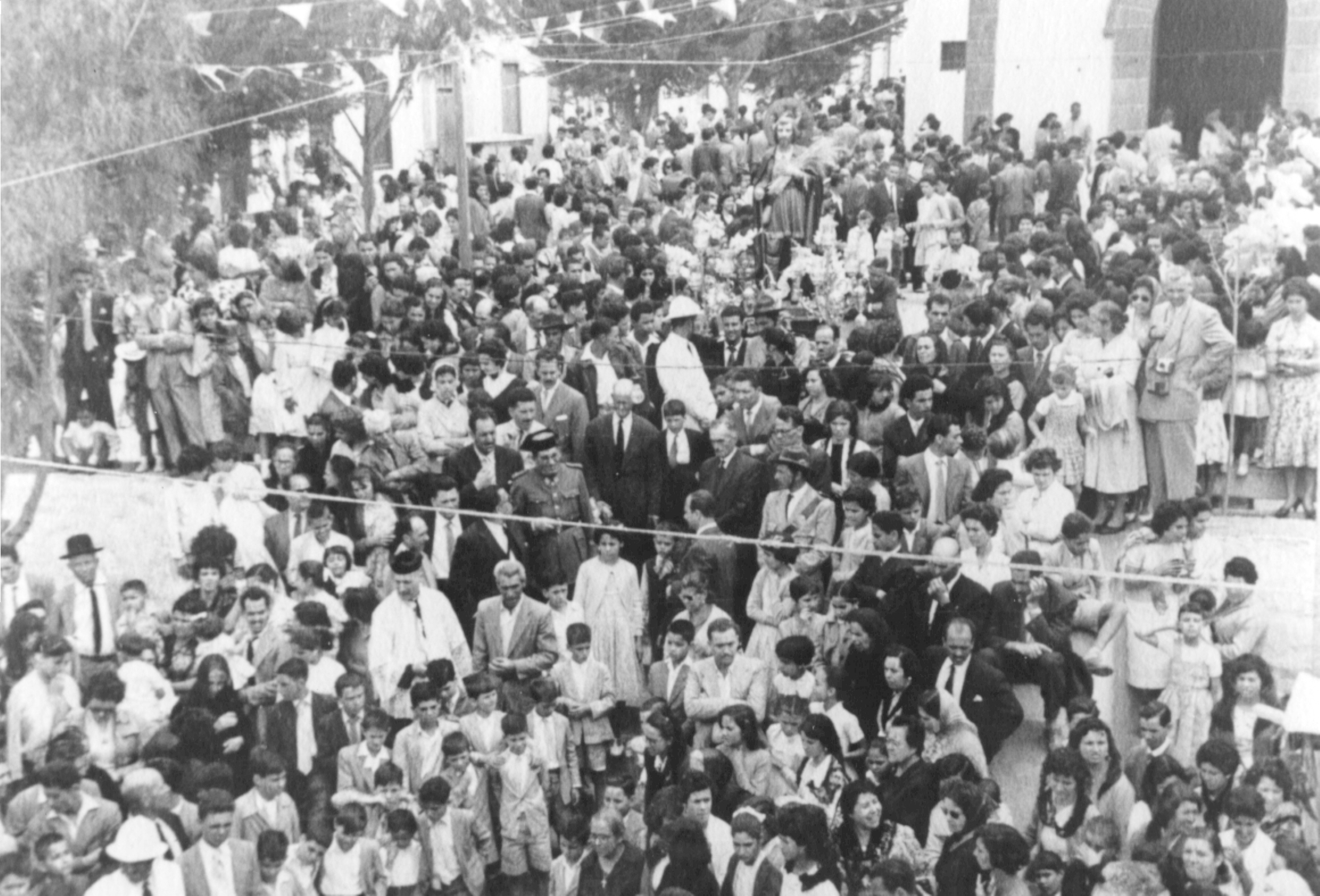 Multitudinaria procesión de San Isidro a principio de los años sesenta.
