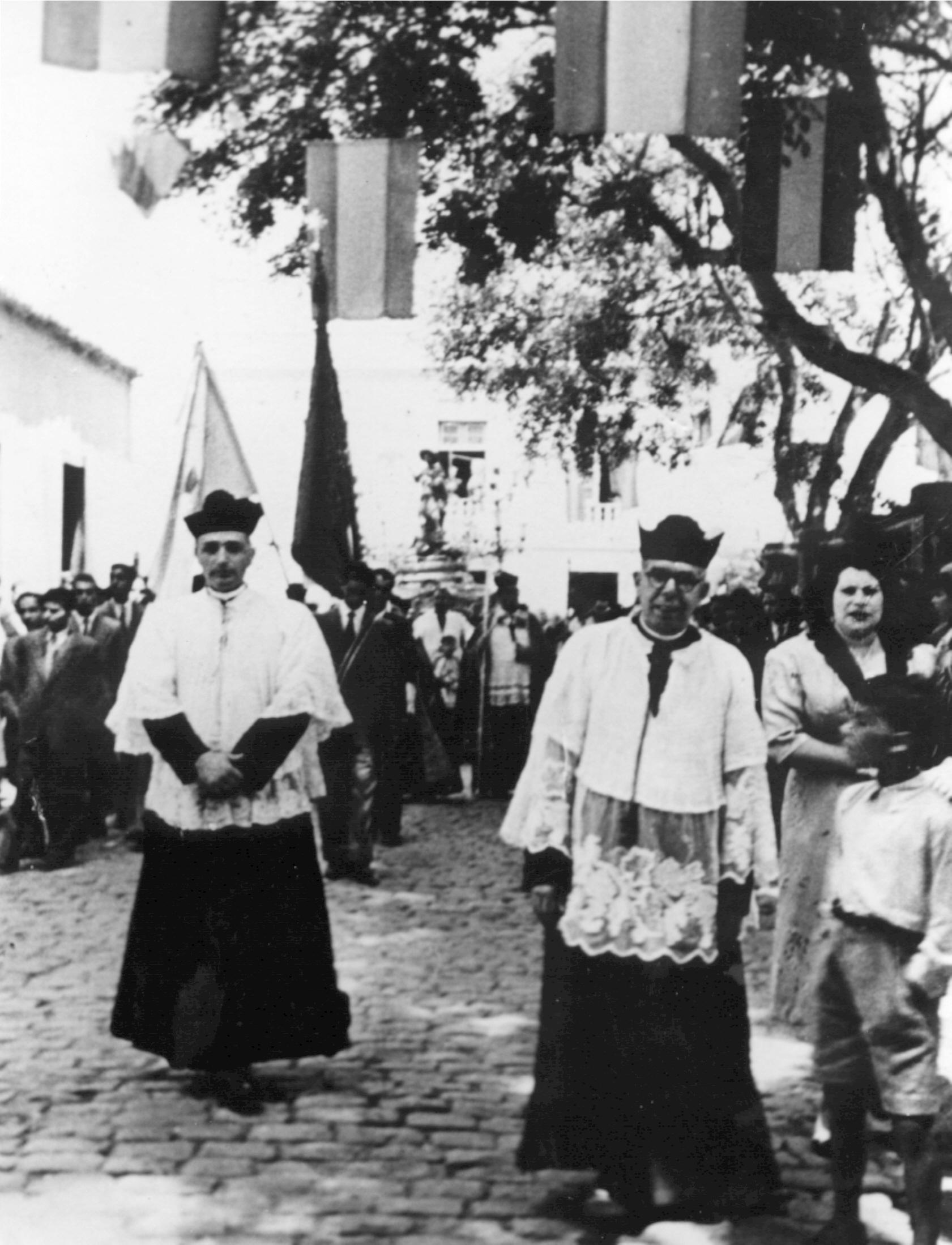 El que fuera llamado “cura de los pobres”, inolvidable párroco de Gáldar, D.
      Francisco Hernández Benítez en una procesión de Santiago. (Finales años cuarenta )
