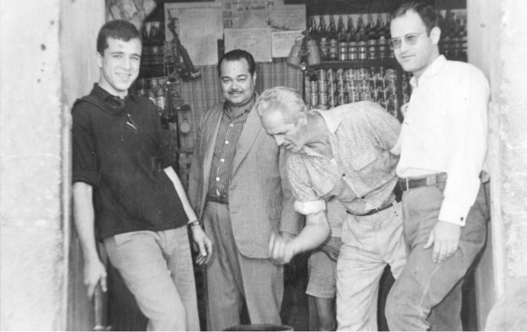 Probando aceitunas en la tienda de los Batista. Están presentes José Luis Reyes,
Marcos Mendoza, Eugenio Guillén y Antonio Batista hijo.
 