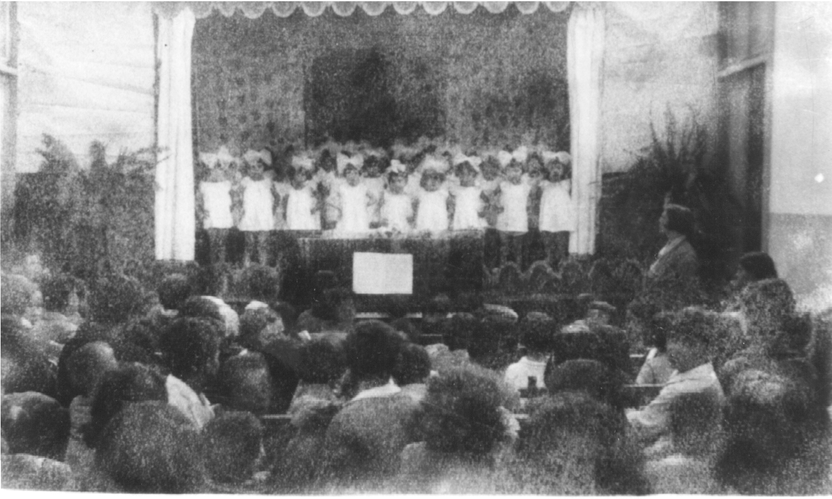 Representación teatral por el grupo de la Graduada. ( 1.926 )