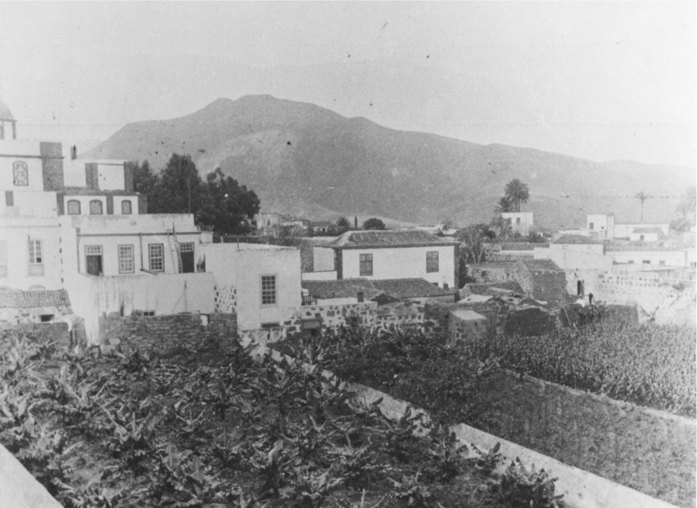 Alrededores de la Iglesia de Santiago con la montaña de Almagro al fondo,
en los años veinte.