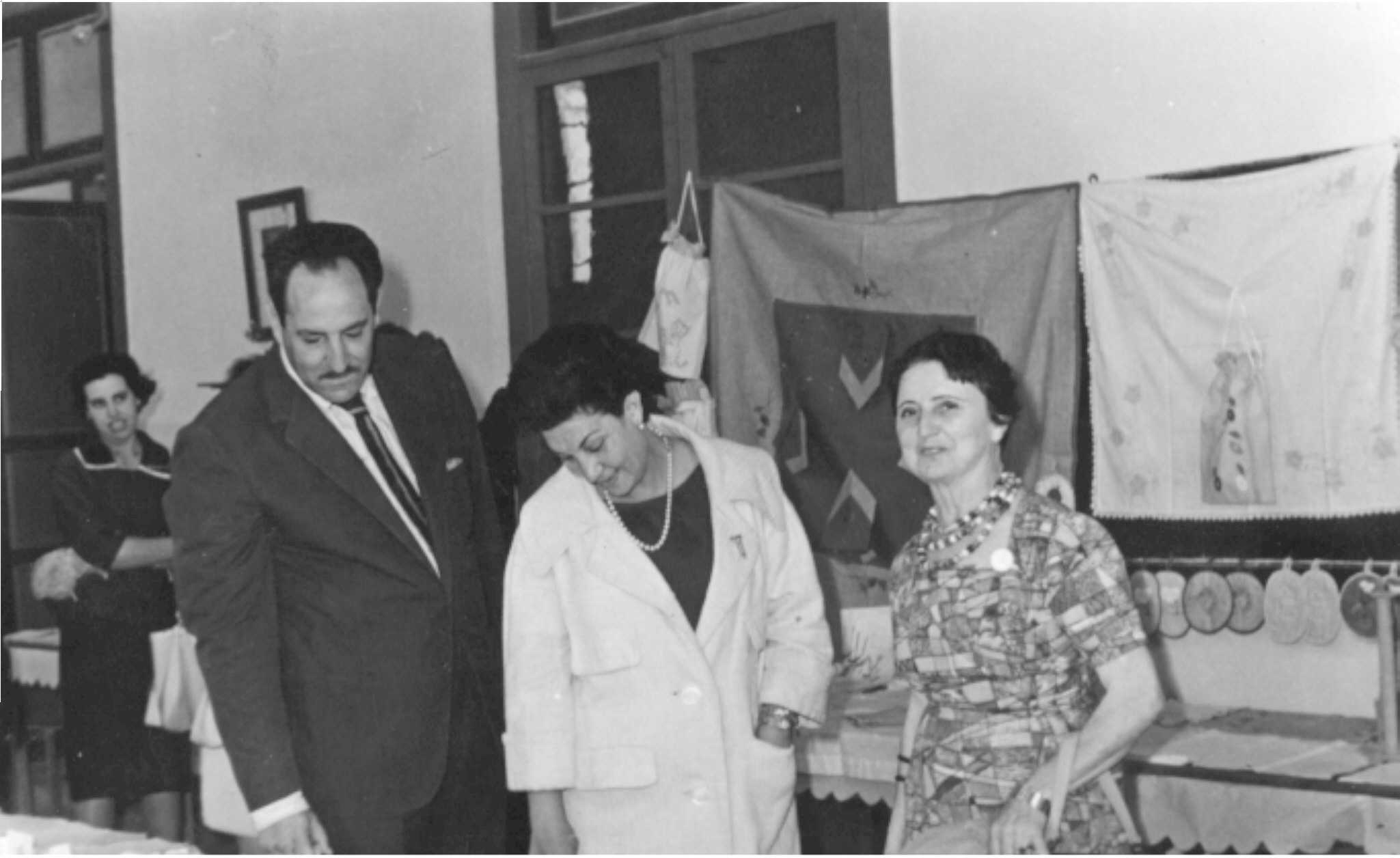 as inspectoras Dña. María Paz Saens Tejera y Dña. Cándida Cadenas Campos con el alcalde D. Antonio Rosas Surís en una exposición escolar de fin de curso.