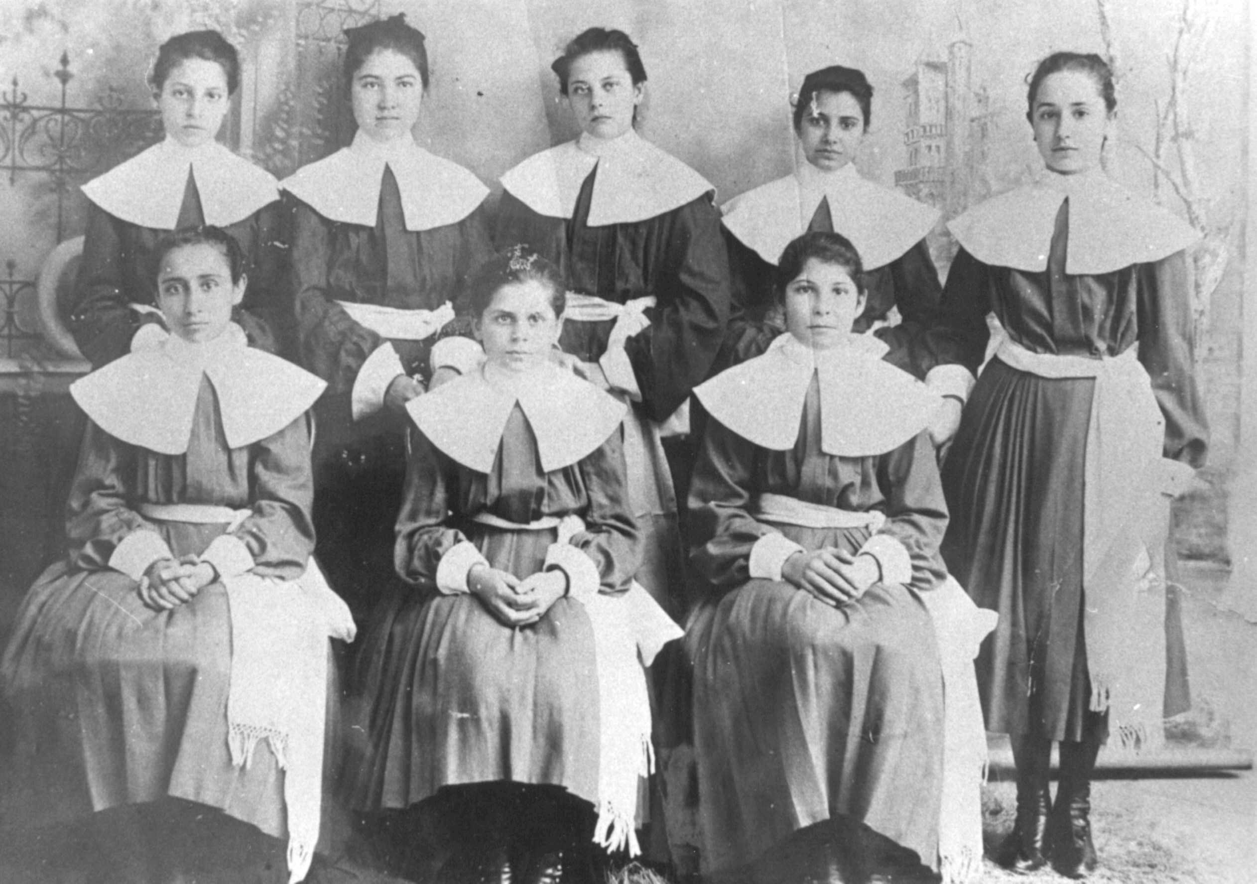 Nostálgico recuerdo de principio del siglo XX. Alumnas internas del colegio de las Siervas de Jesús Sacramentado.