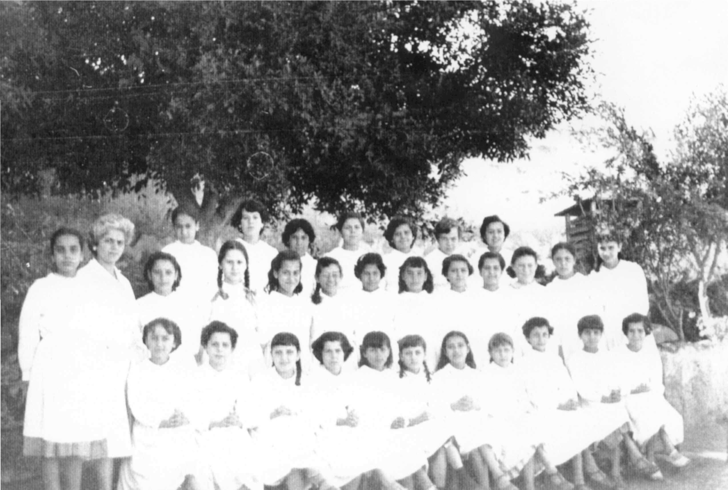 La siempre recordada maestra Dña. Lola Pérez y uno de sus numerosos grupos de alumnas. ( 1955 ).
