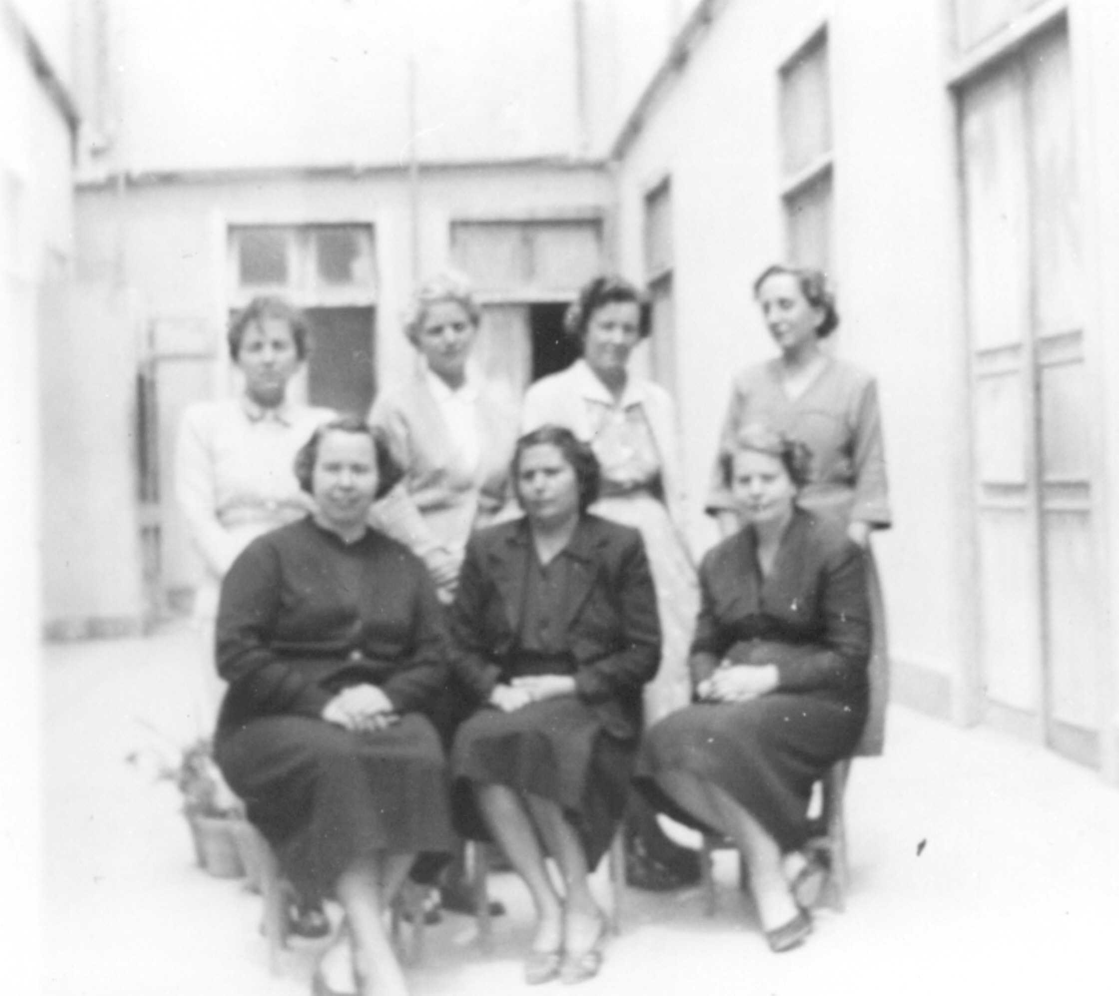 Las maestras Dña. Isabel García, Dña. Lola Pérez, Dña. Paca García, Dña. Lugarda Umpierrez, Dña. Bernardina Rivero, Dña. Clara Artiles y Dña Pilar Machín.( 1954 ).