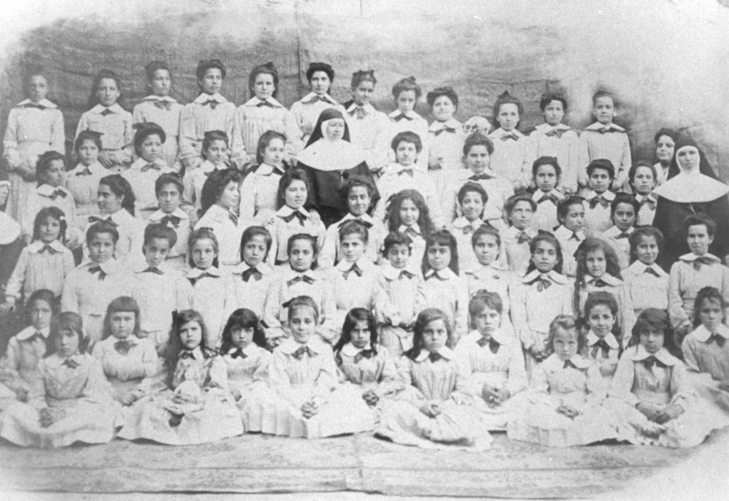 Colegio de la Sagrada Familia de las Siervas de Jesús Sacramentado.
Testimonio de su presencia en Gáldar es la presente fotografía hecha a principios del XX.