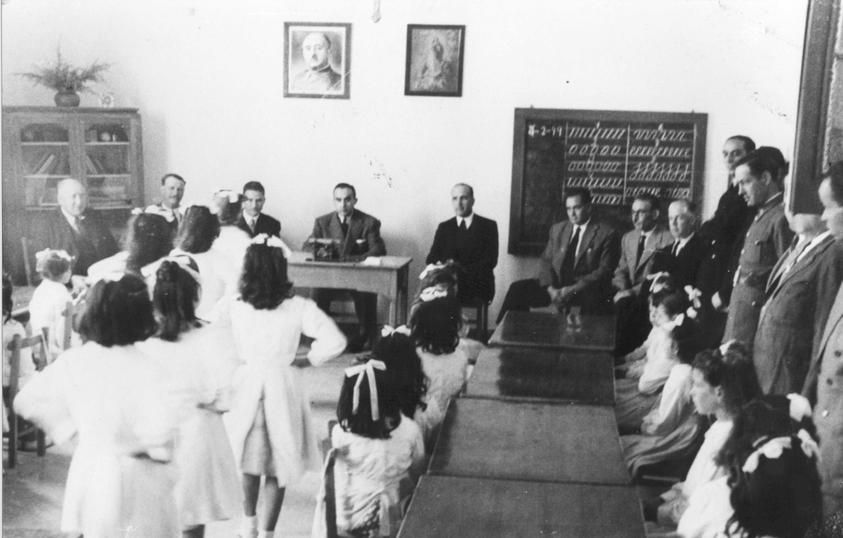 El Gobernador Civil García Hernández con las autoridades locales
en visita a las escuelas del municipio.