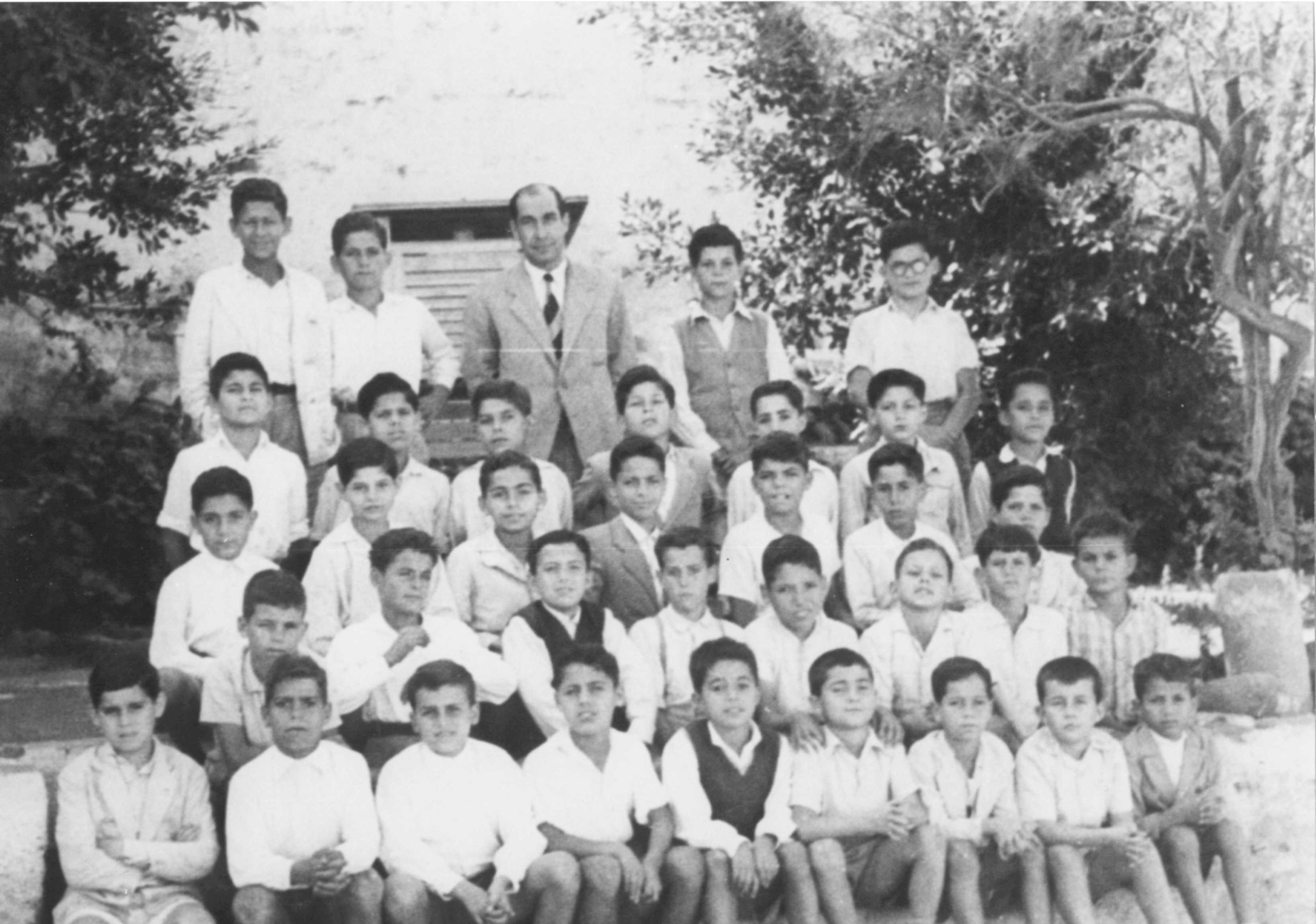 El siempre recordado D. Manuel Sosa Hernández,
con alumnos en el patio del hoy Fernando Guanarteme.