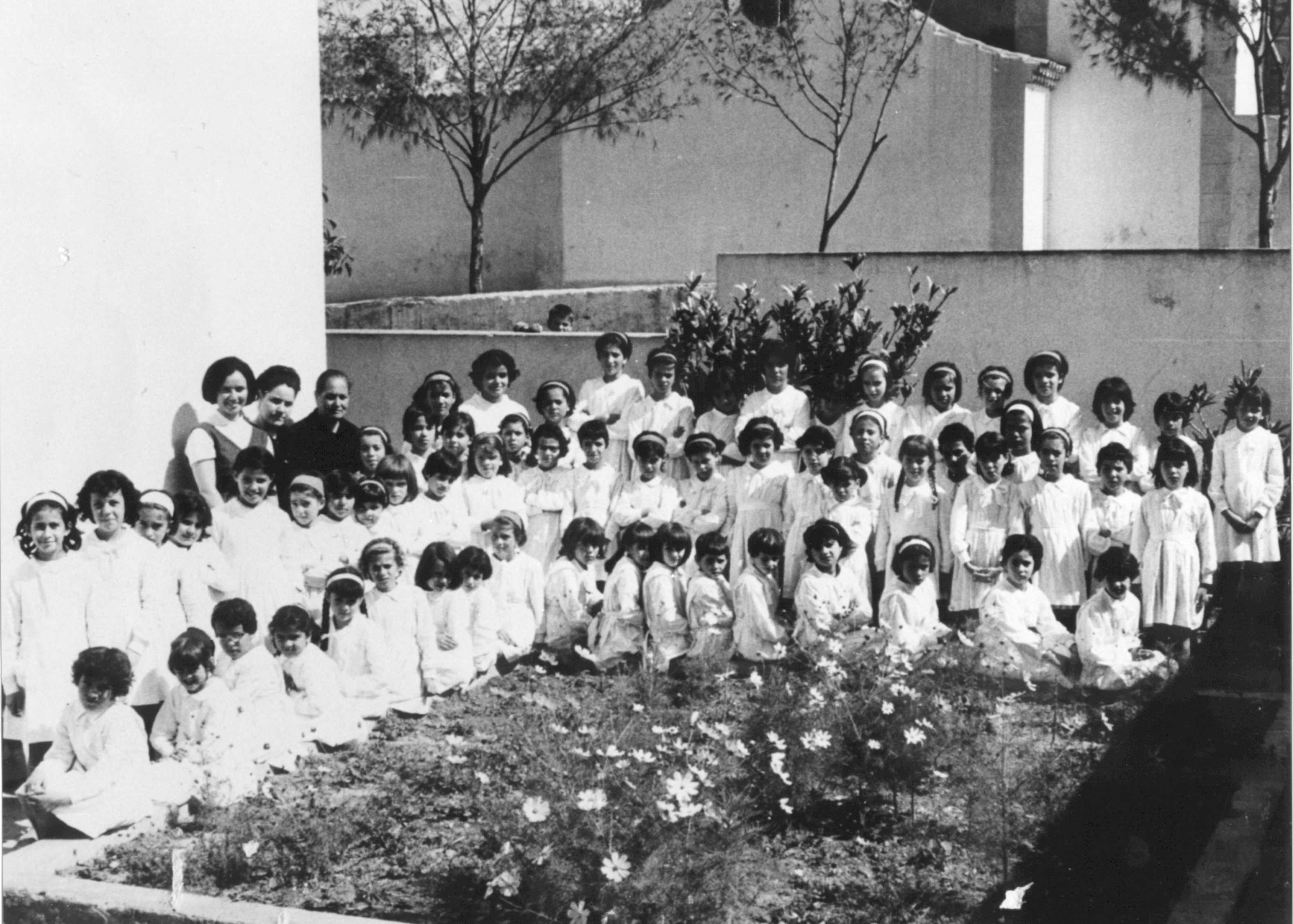 La recordada maestra Dña. Josefa Suárez Táisma con alumnas de San Isidro.