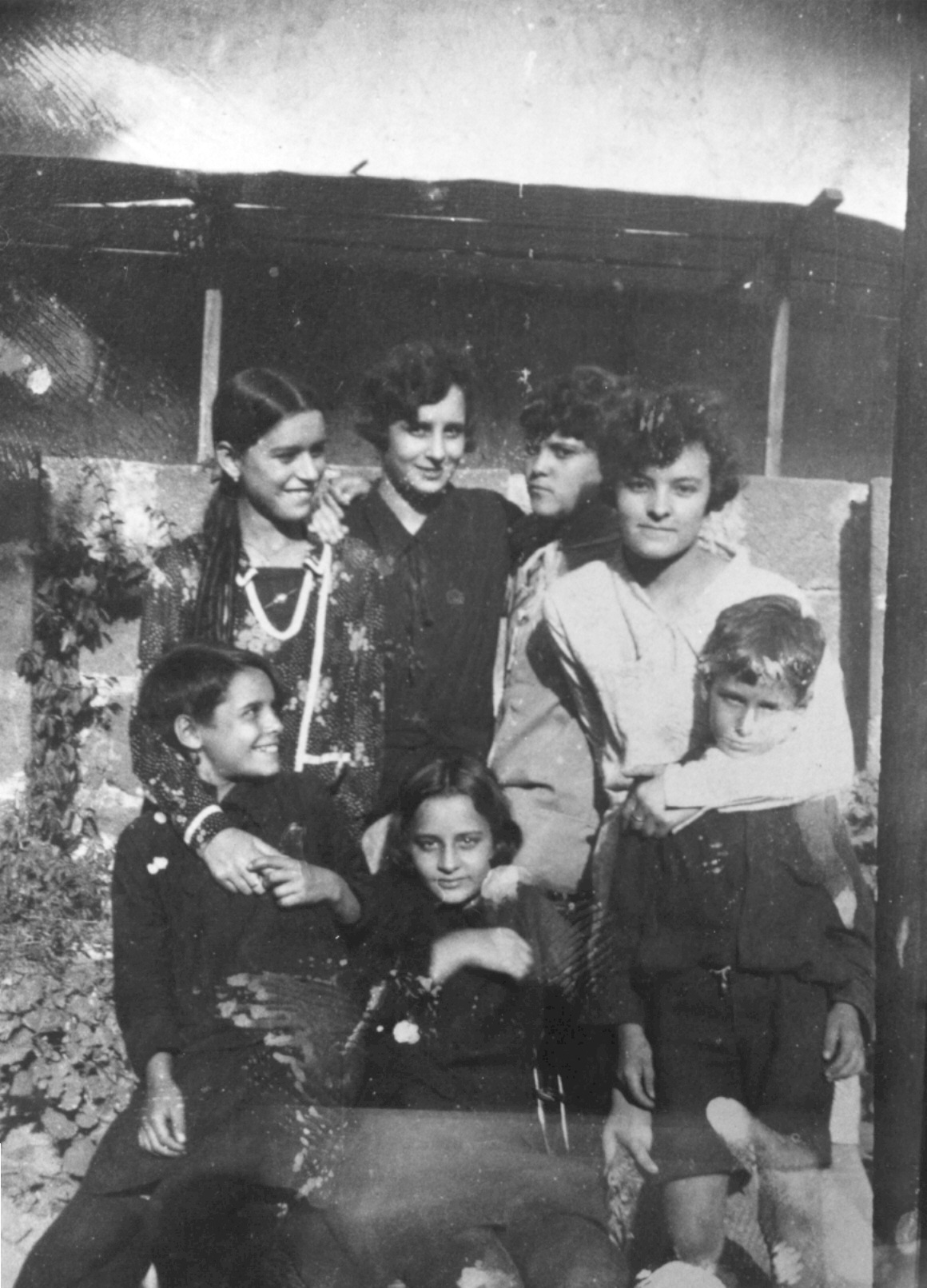 

El pintor Antonio Padrón con sus hermanas y amigas de la casa.

