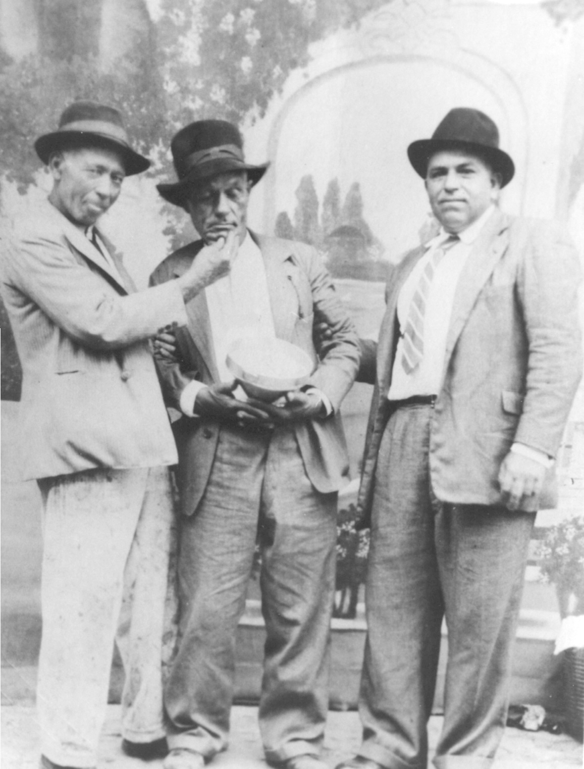 

Aguantando la “chispa”: Isidrito Medina, Panchito Monzón y José Gil.

