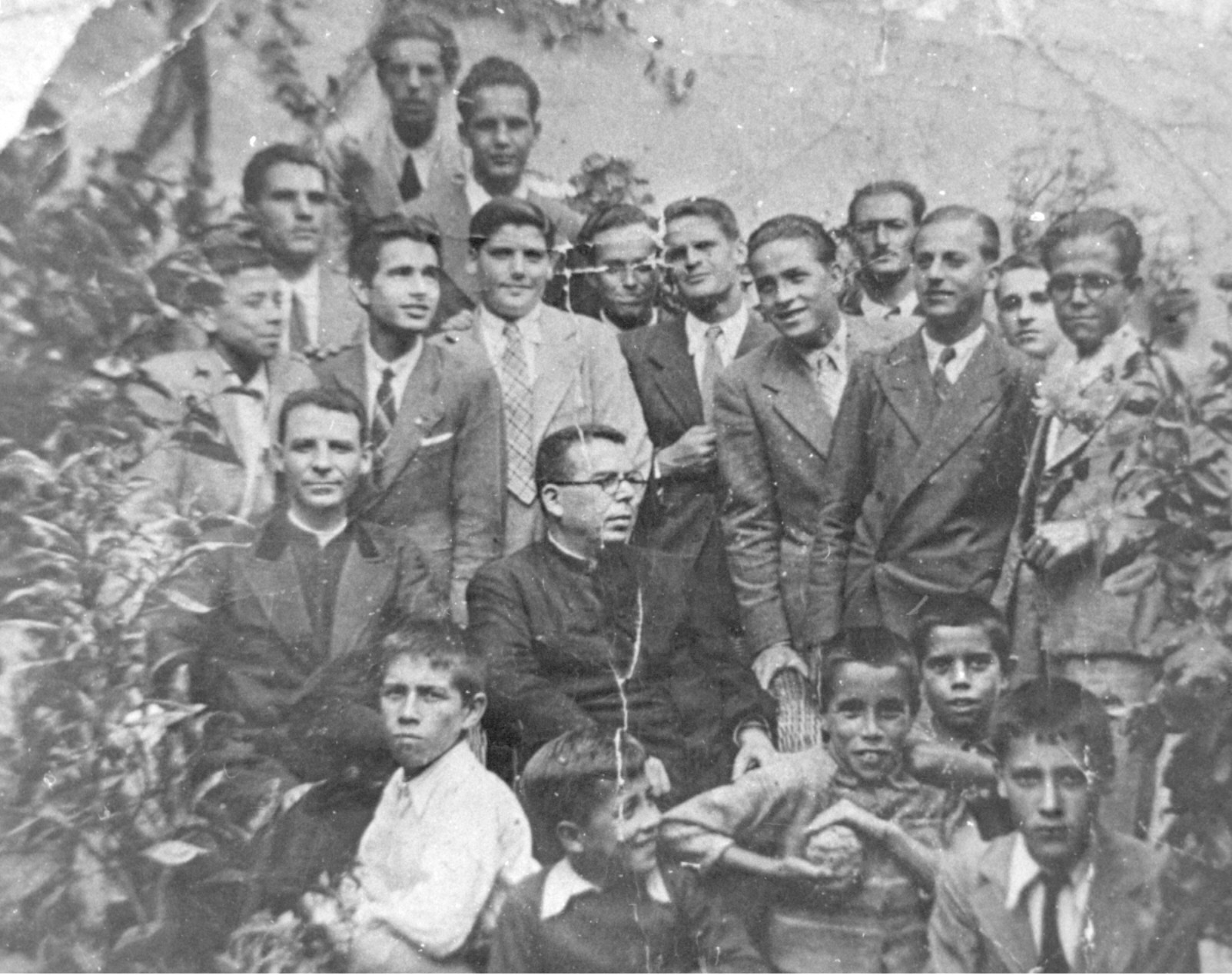 

Los Rvdos. D. Francisco Hernández Benítez y D. Nicolás Rodríguez Quintana
con los jóvenes de Acción Católica en el jardín de la casa parroquial.
( primeros años de la década de los cuarenta ) .
 

