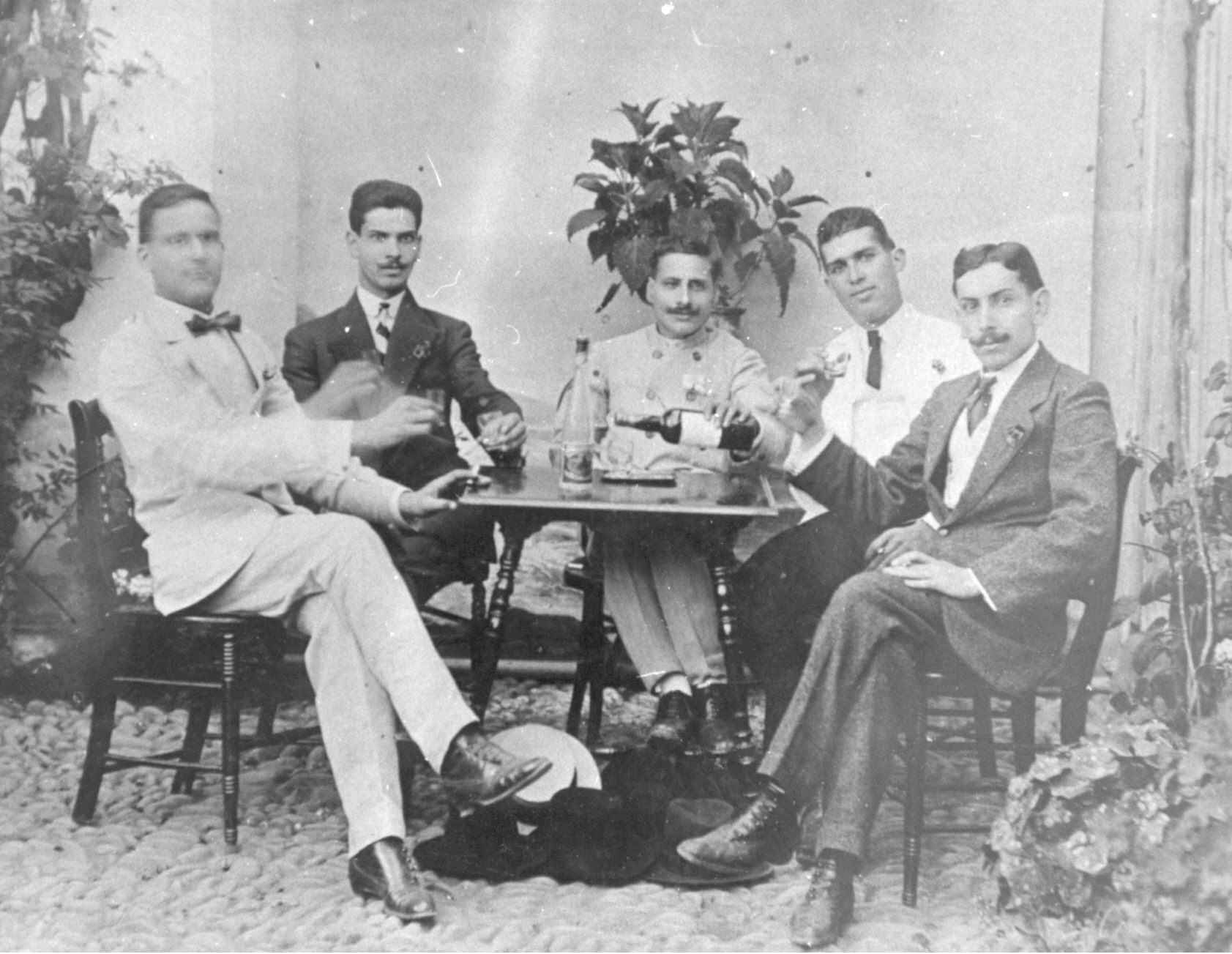 

Comparten tertulia y copa D. José García Castillo, Paquito Bautista, Masito y D. Narciso Guerra. 

